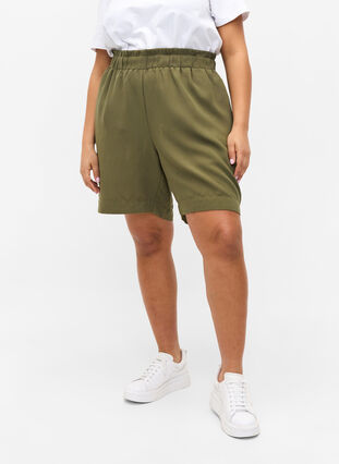 Loose viscose shorts, Ivy Green, Model image number 1
