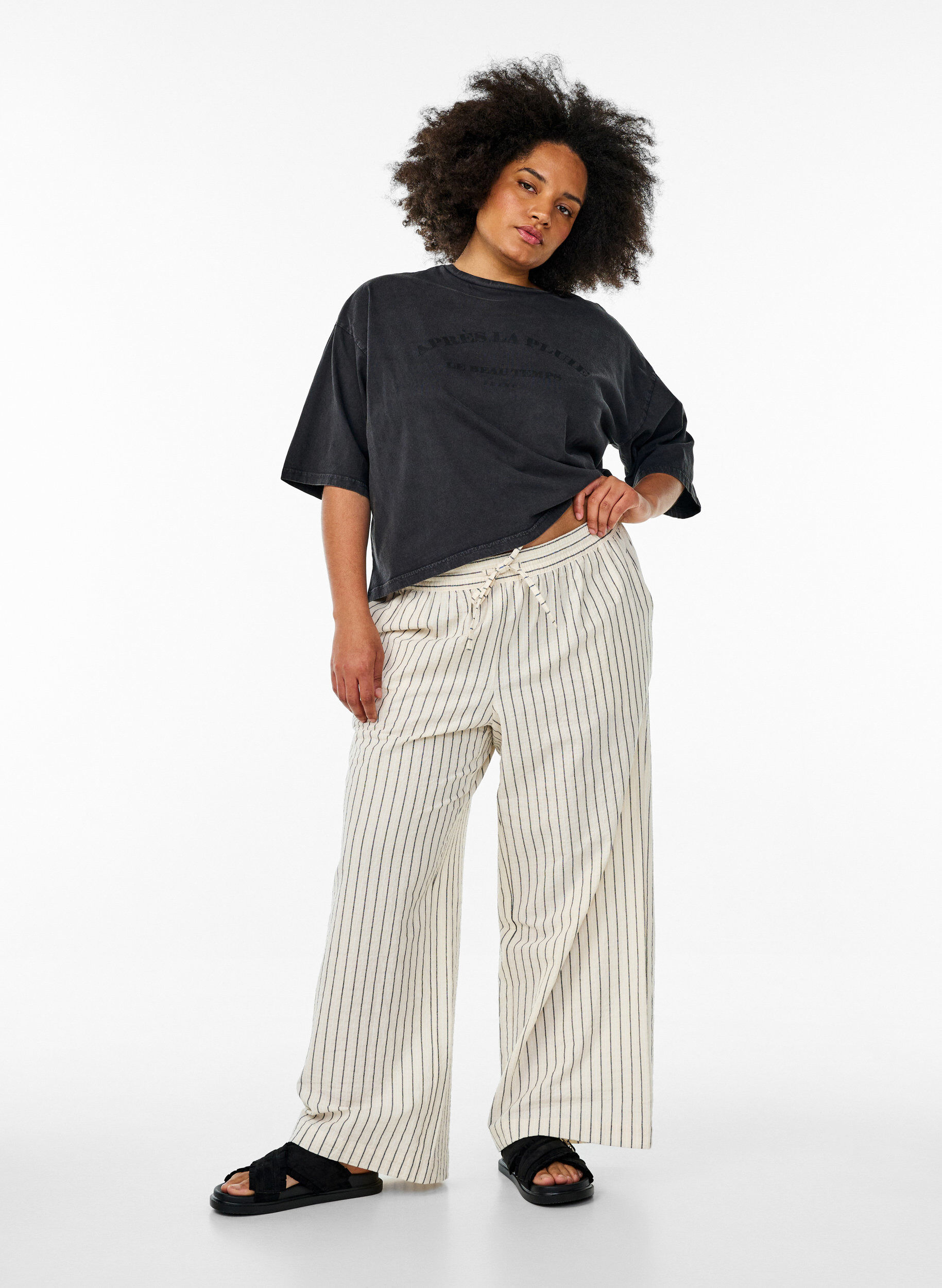 Loose trousers with high waist and pockets, Vanilla, Model