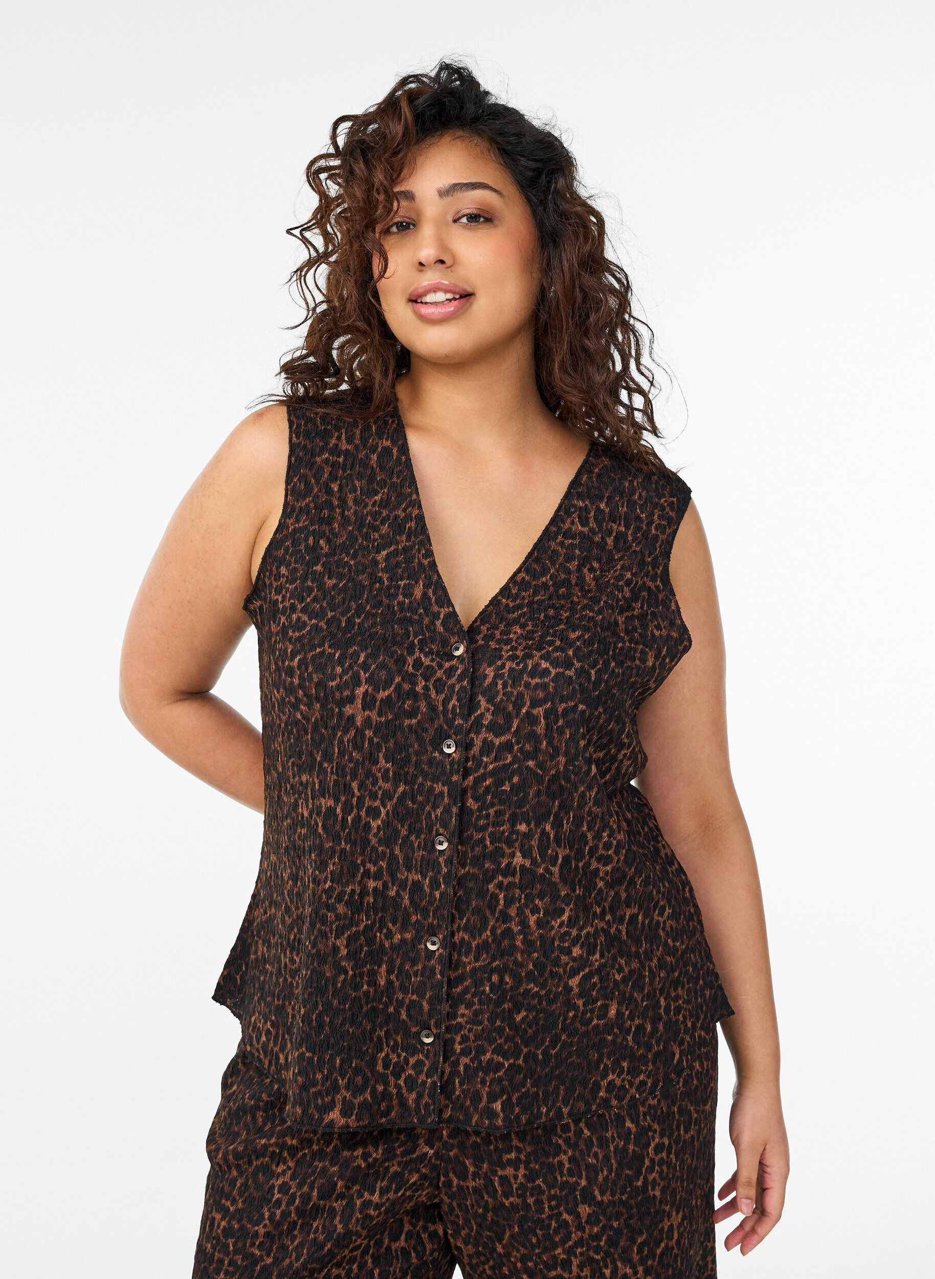 Sleeveless top with a wavy texture and button fastening, Brown, Model