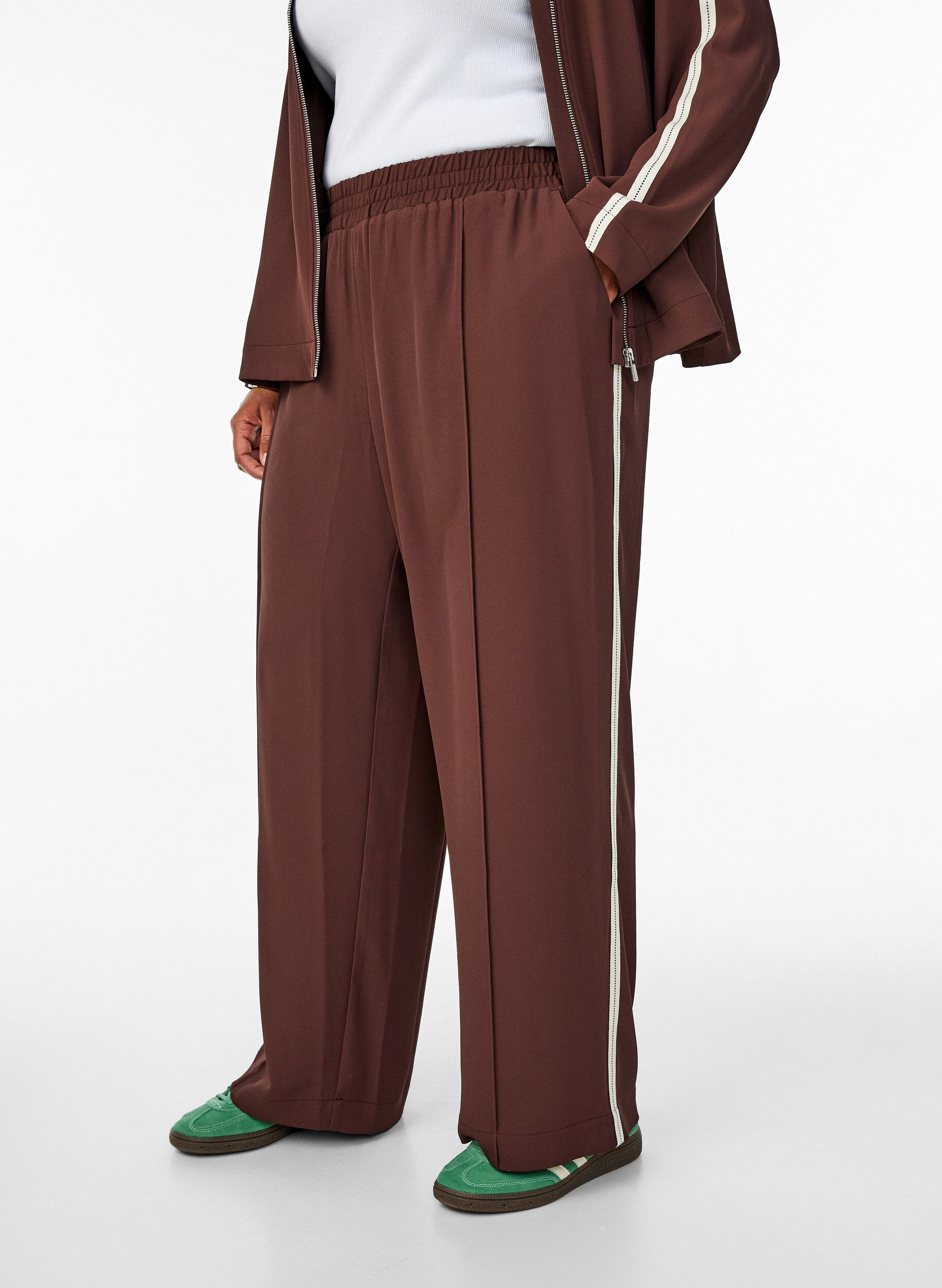 Zizzifashion Sporty trousers with straight legs and side stripes, Dark Bordeaux, Model image number 2