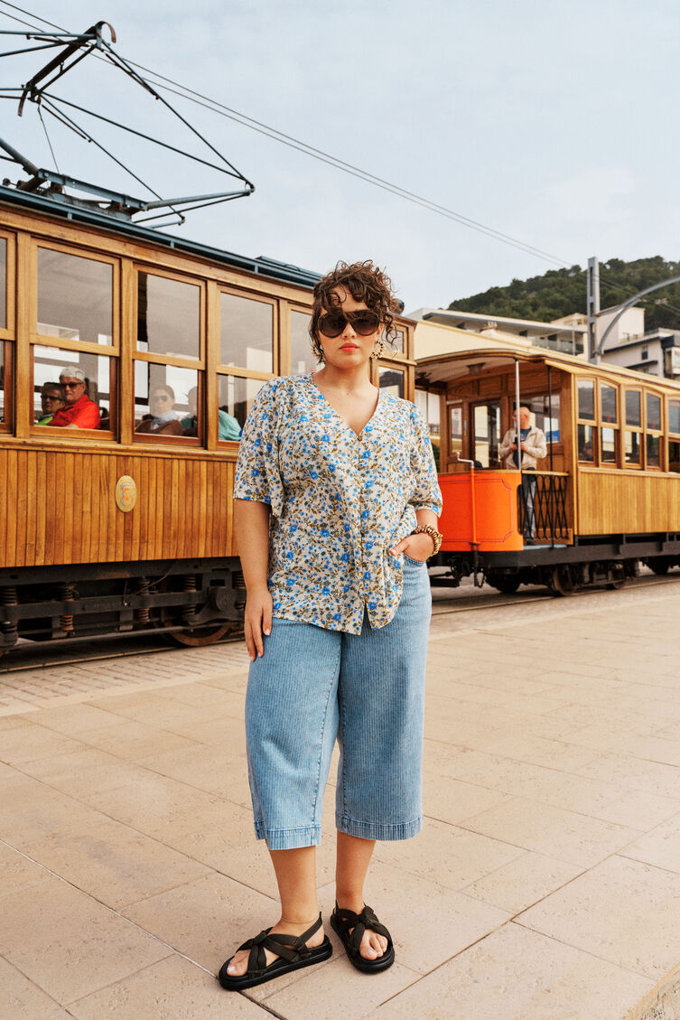 Floral summer style in blue tones, , Model