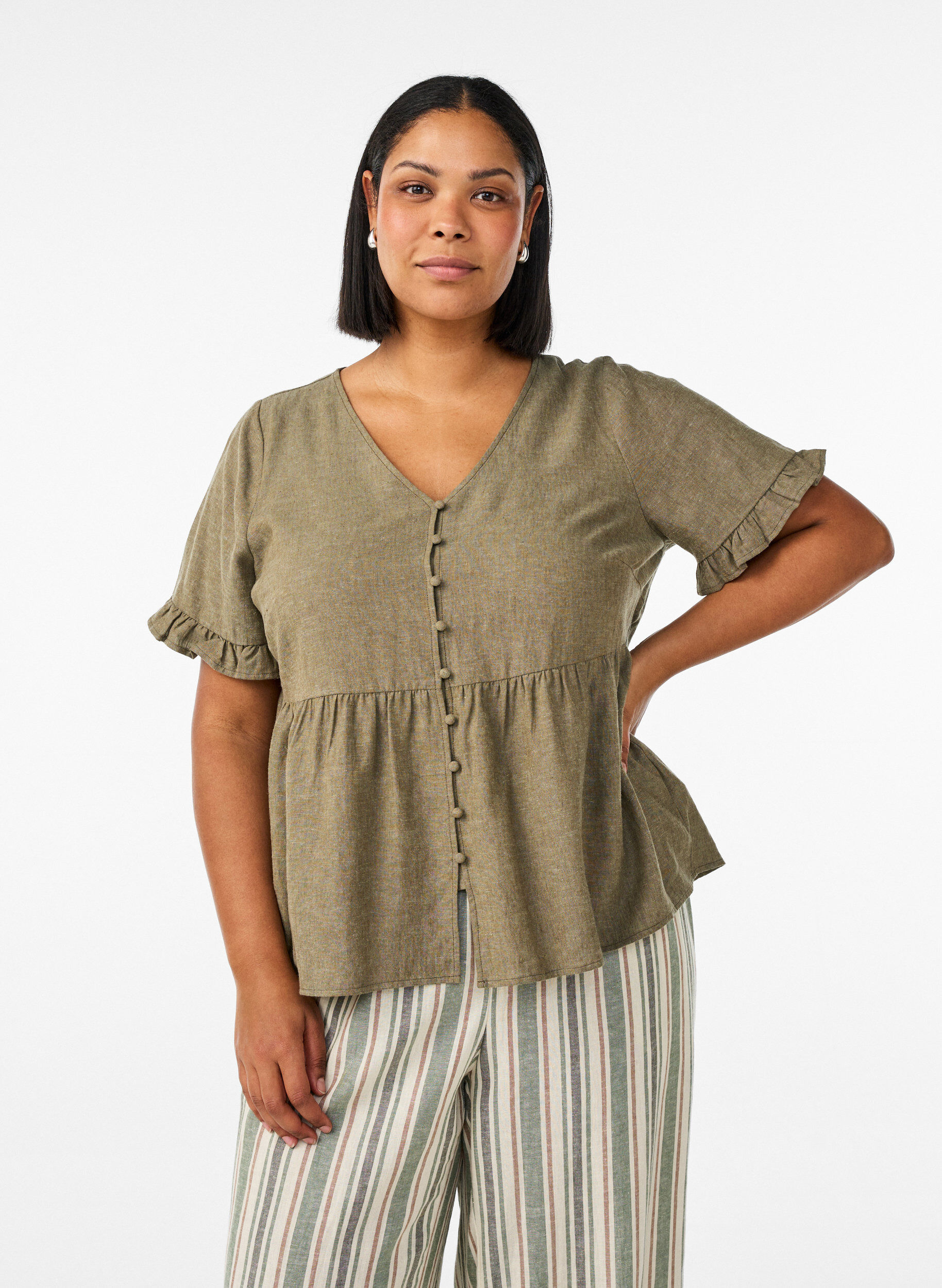 Blouse in linen and viscose with a V-neck and button fastening, Green, Model