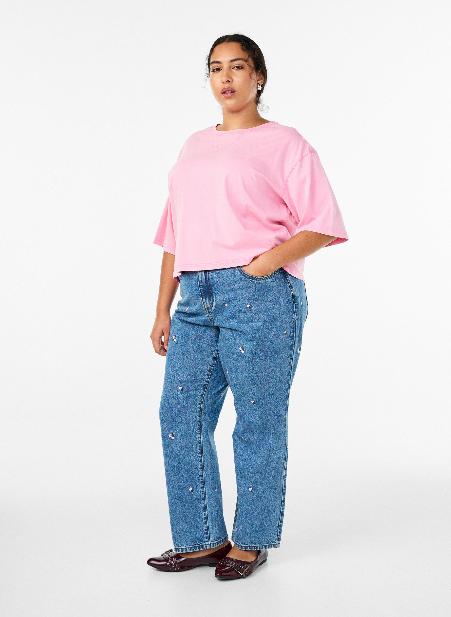 High-waisted Gemma jeans with embroidered details, Blue, Model