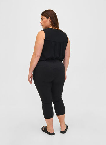 Close-fitting capri trousers in viscose blend, Black, Model image number 1