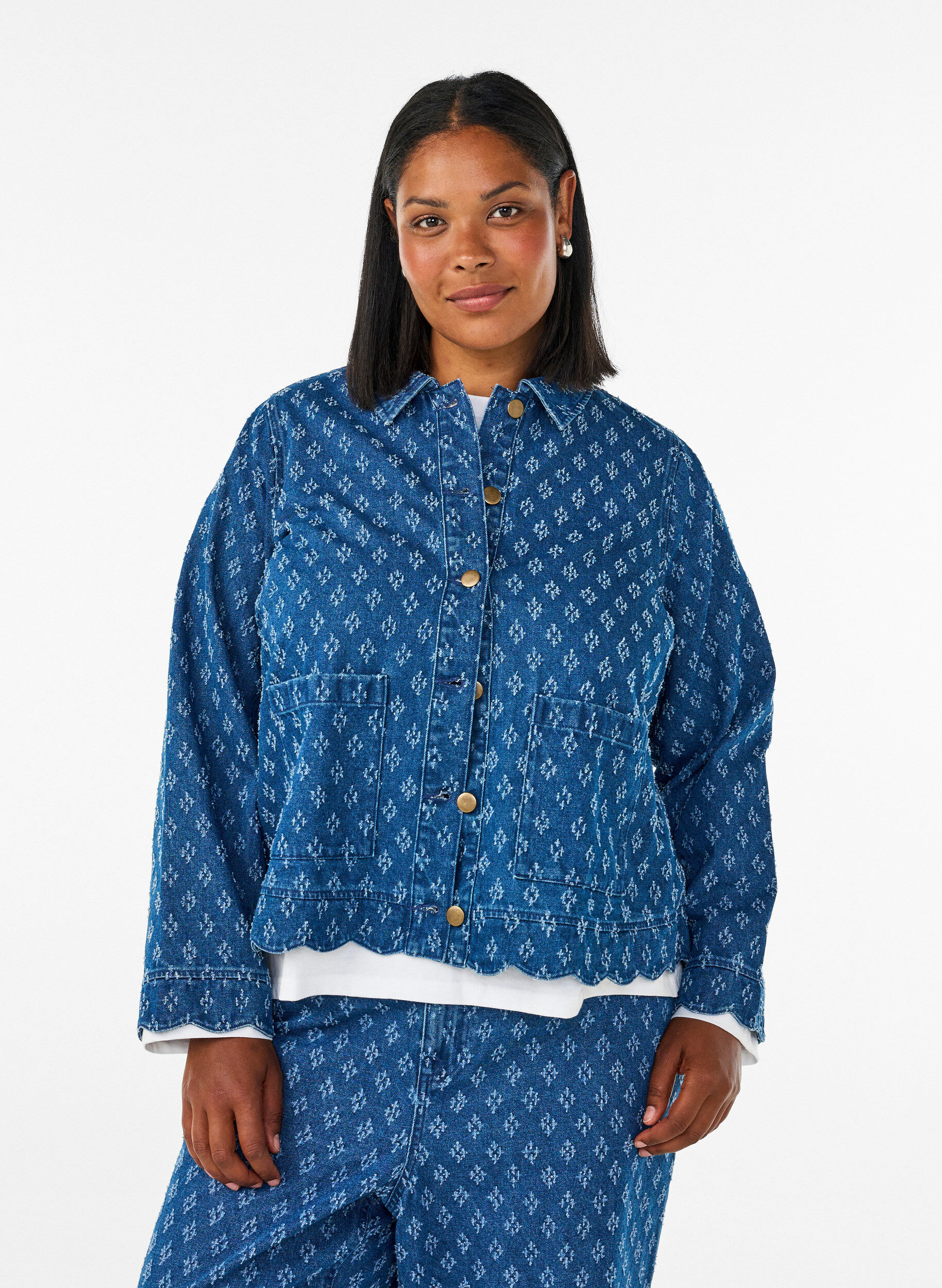 Denim jacket with a distressed pattern, Blue, Model
