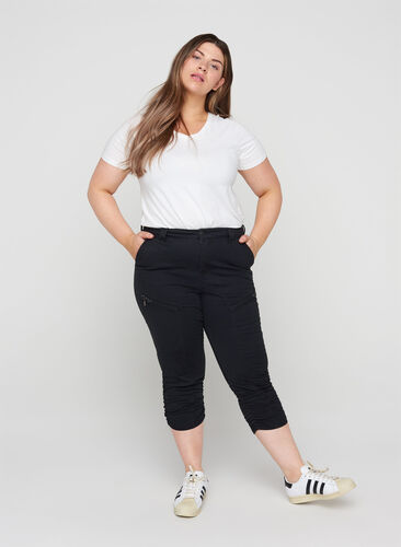 Close-fitting Nille capri jeans, Black, Model image number 0