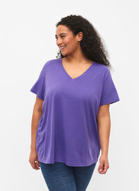 Short sleeve t-shirt with v-neckline, Ultra Violet, Model
