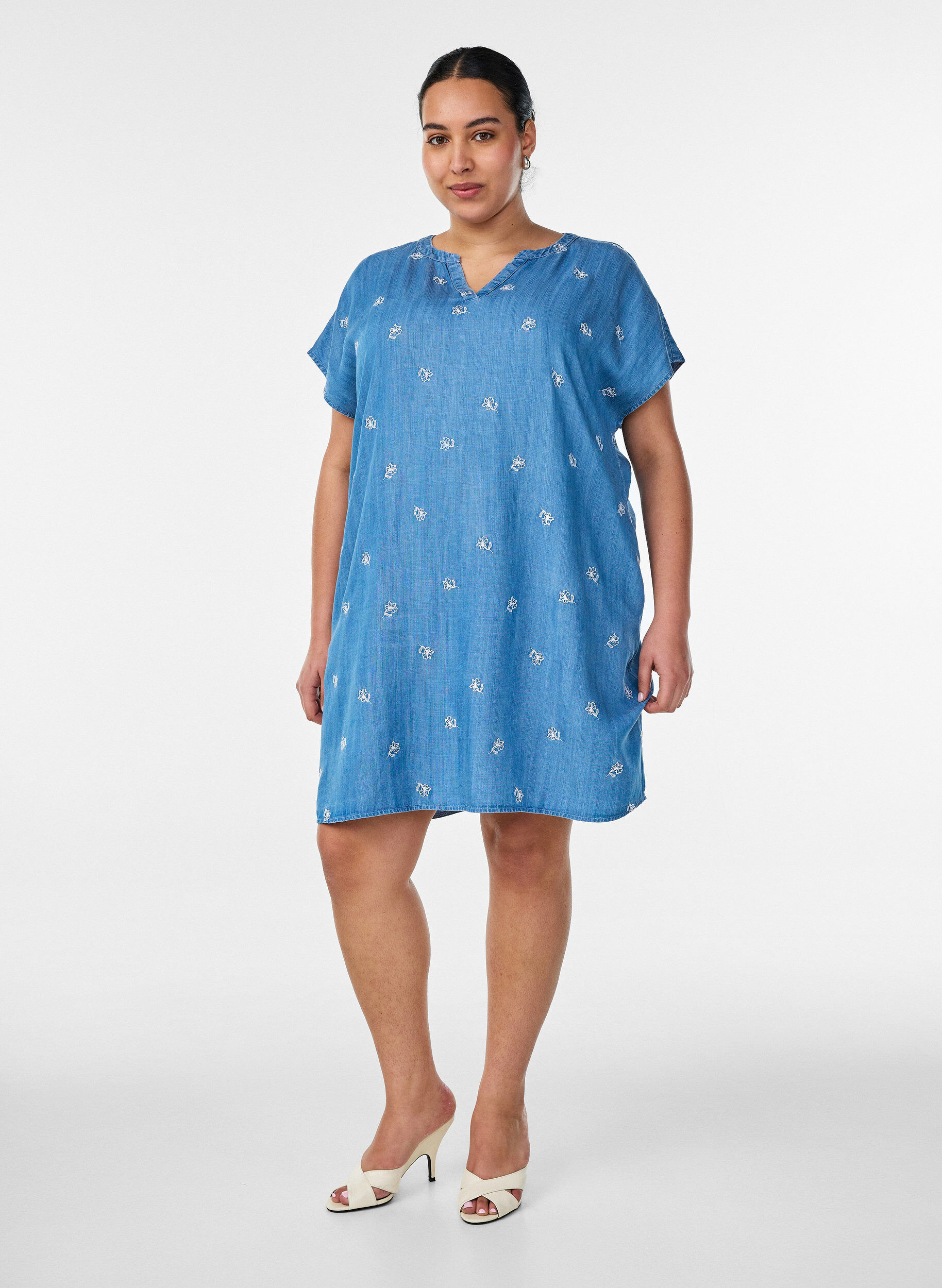 ZizzifashionLyocell dress with a denim look and embroidered flowers, Light Blue, Model image number 1