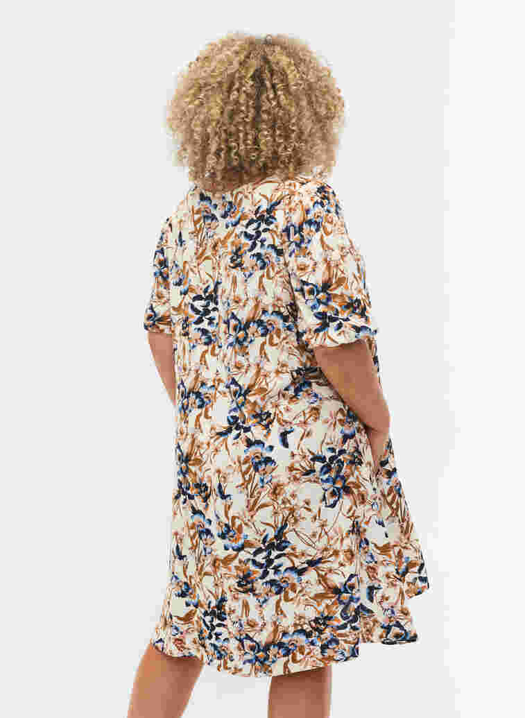 Short-sleeved viscose dress with floral print, Ecru Flower, Model