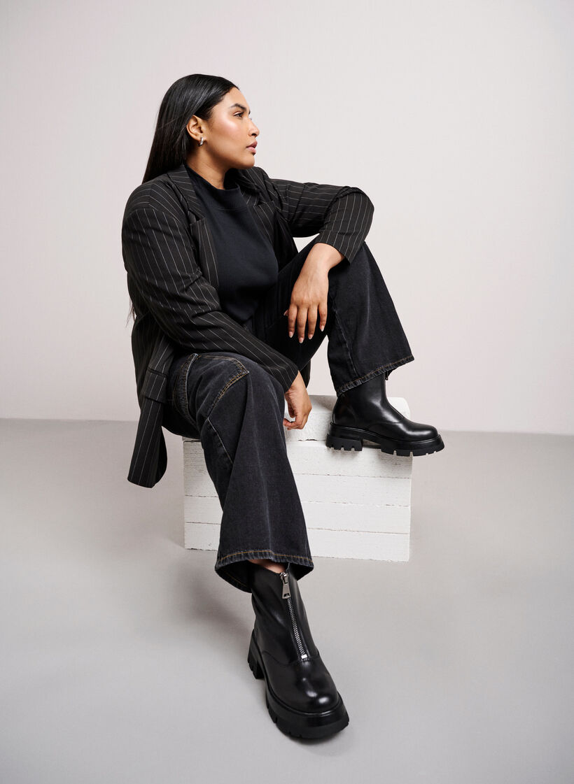 Short wide fit leather boot with zipper, Black, Image image number 0