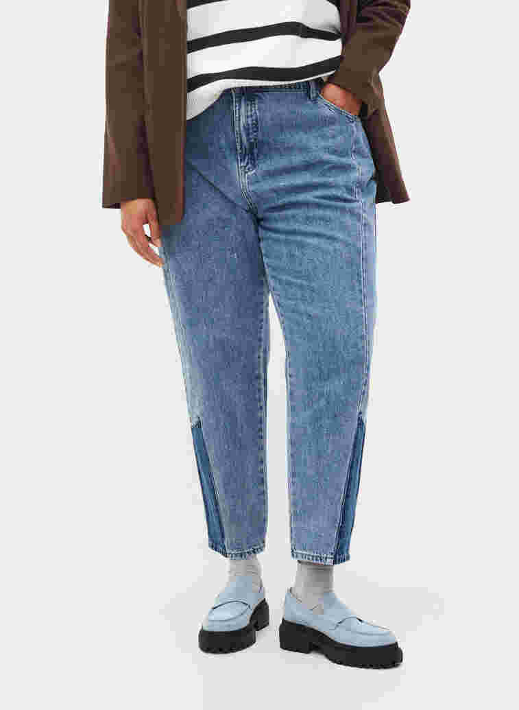 Cropped Mille mom jeans with colour-block, Blue denim, Model image number 3