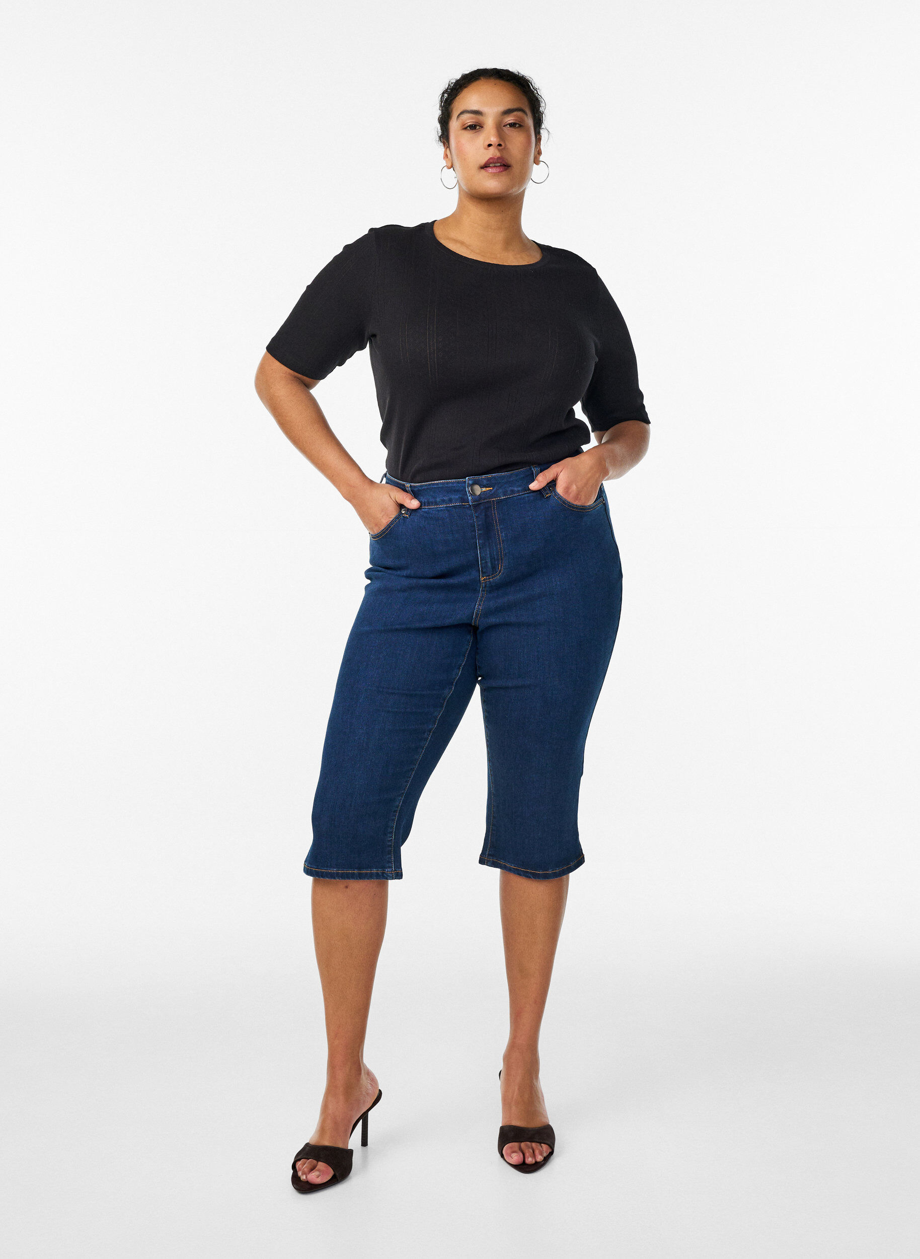 High-waisted slim fit capris in stretch denim, Blue, Model