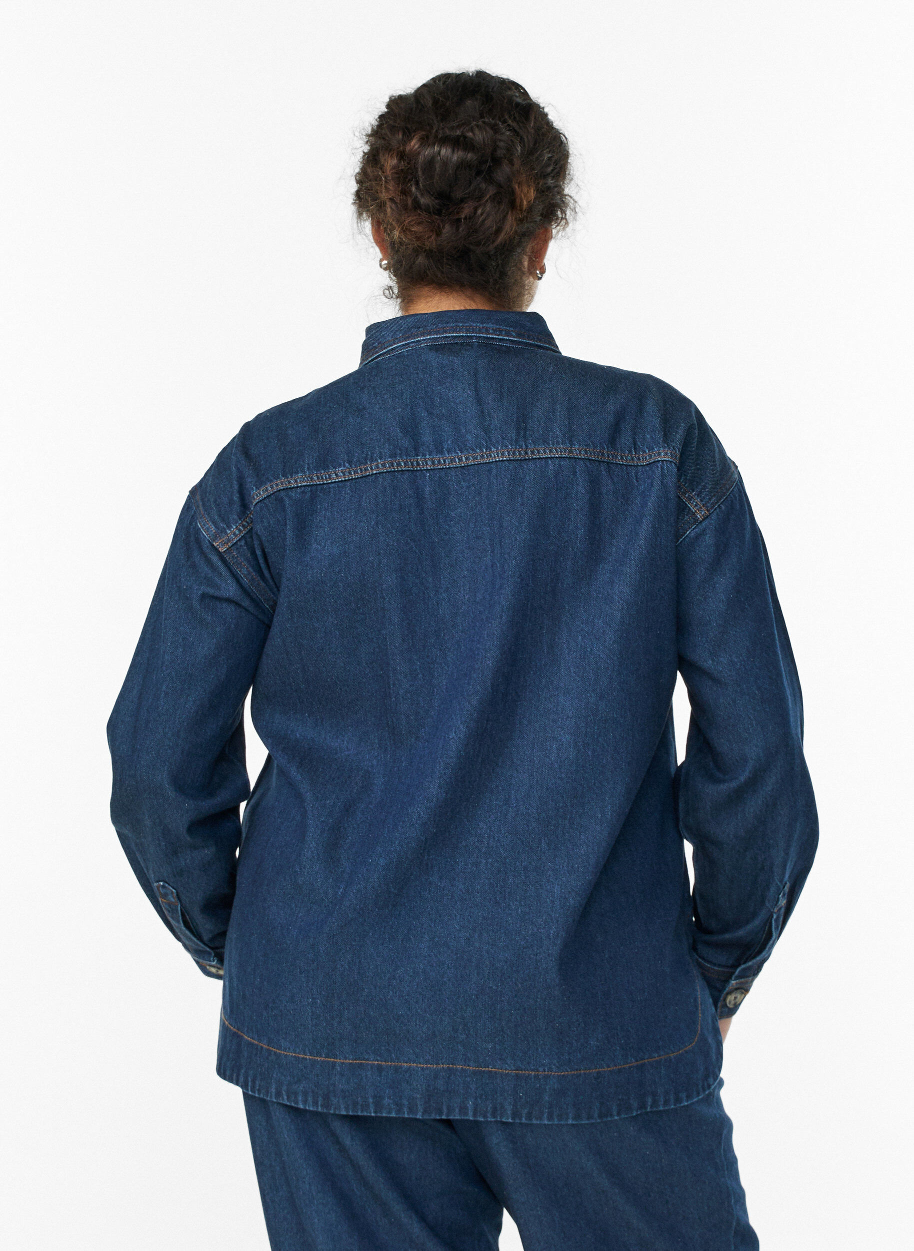Zizzifashion Loose denim shirt with chest pockets, Blue, Model image number 2