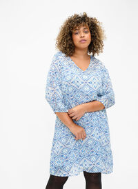 Printed dress with v-neck and 3/4 sleeves, Birch Graphic AOP, Model