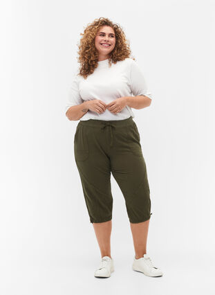 Cotton Capri trousers , Ivy Green, Model image number 0