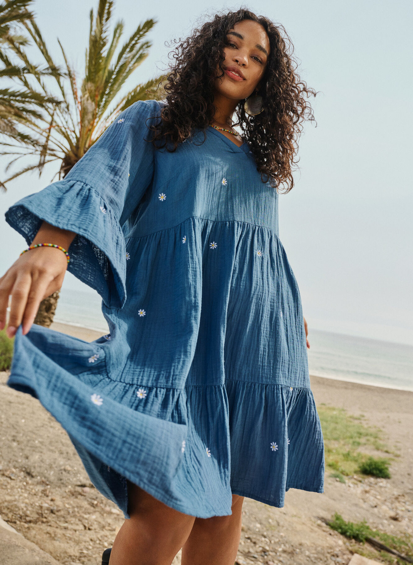 Soft cotton dress with embroidered flowers - Blue - Sz. 40-64 - Zizzifashion Soft cotton dress with embroidered flowers - Blue - Sz. 40-64 - Zizzifashion