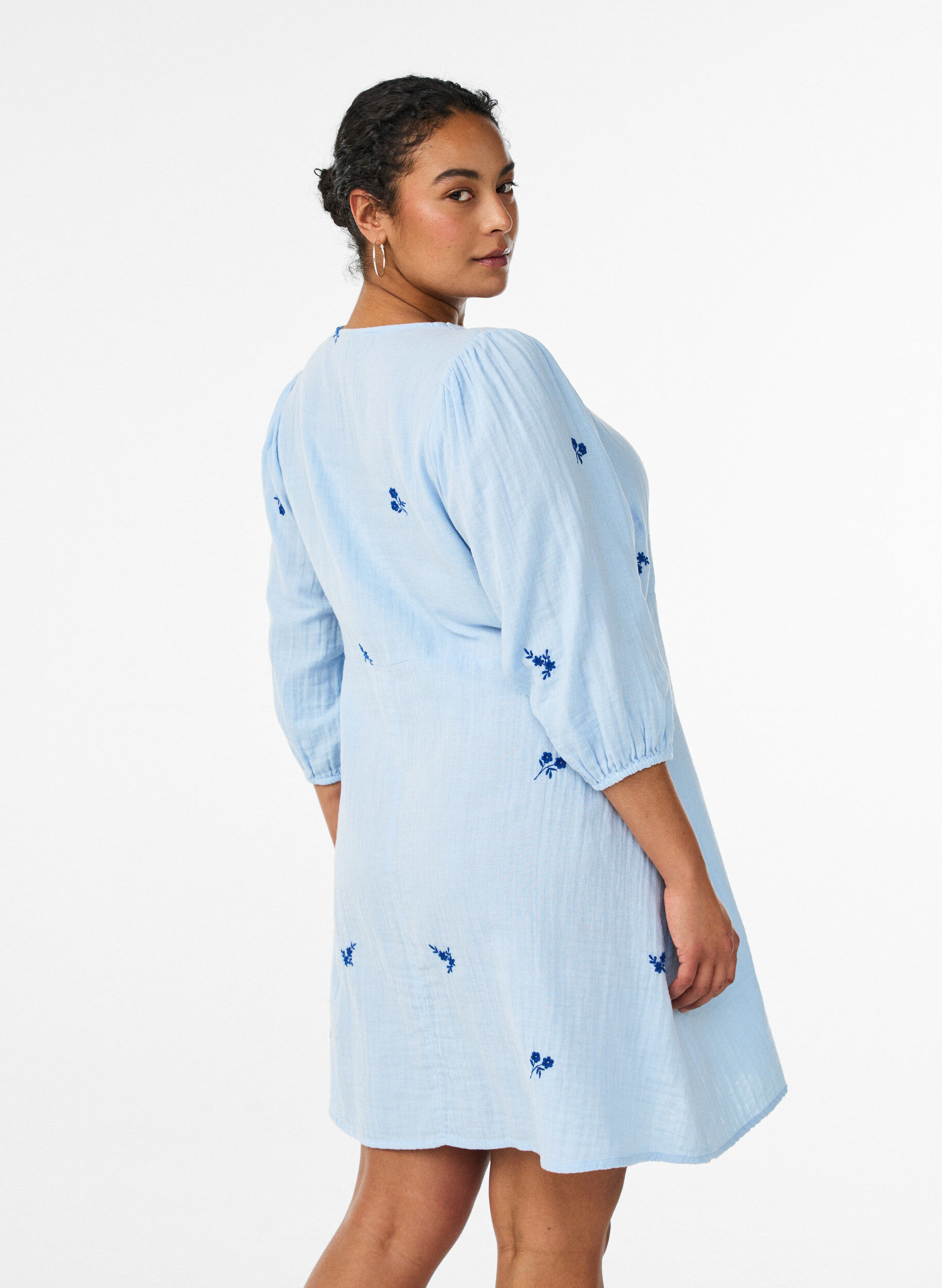 Zizzifashion Short cotton muslin dress with embroidered details, Light Blue, Model image number 2