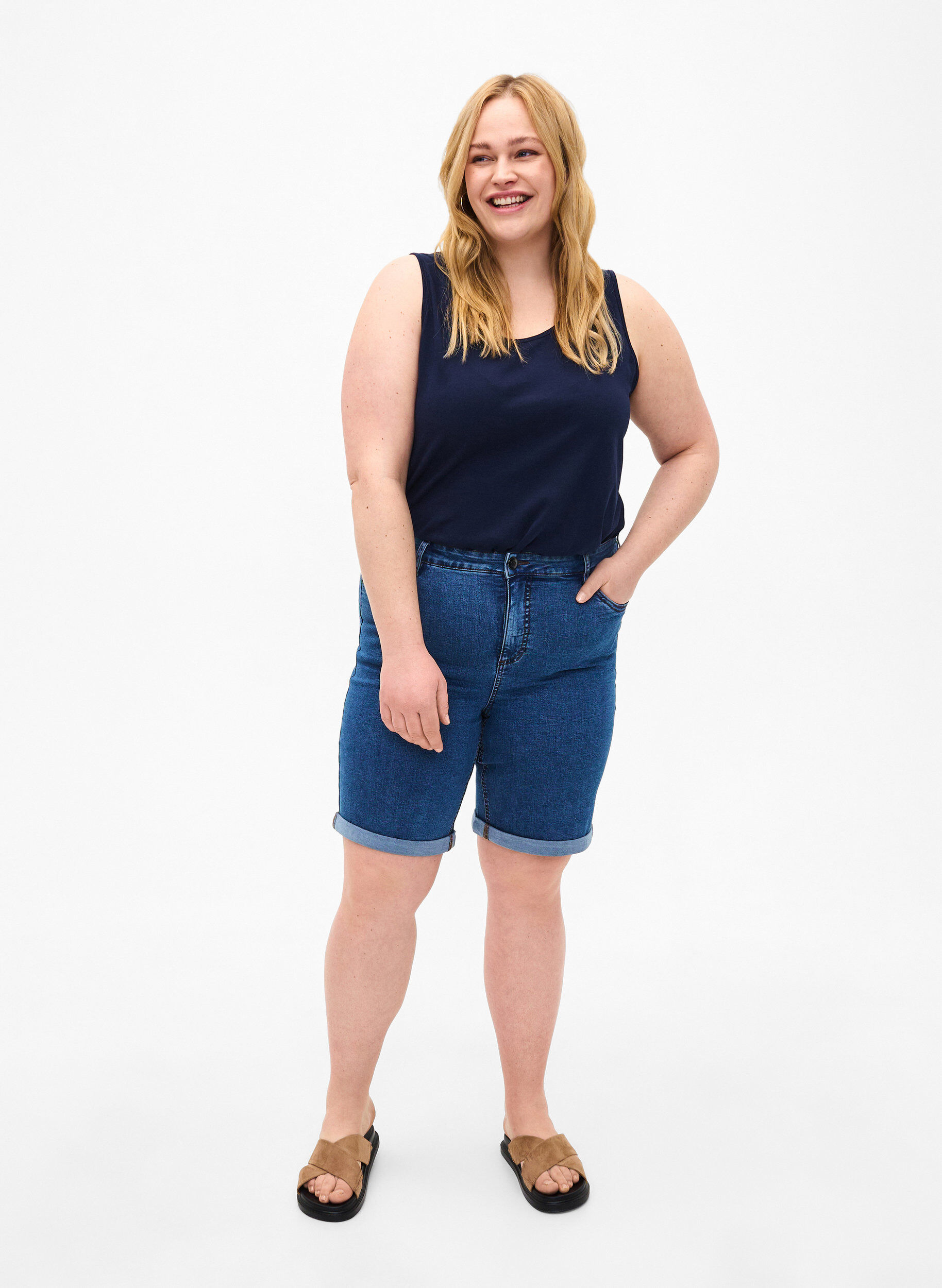 Zizzifashion Tight fitting denim shorts with a high waist, Blue Denim, Model image number 3