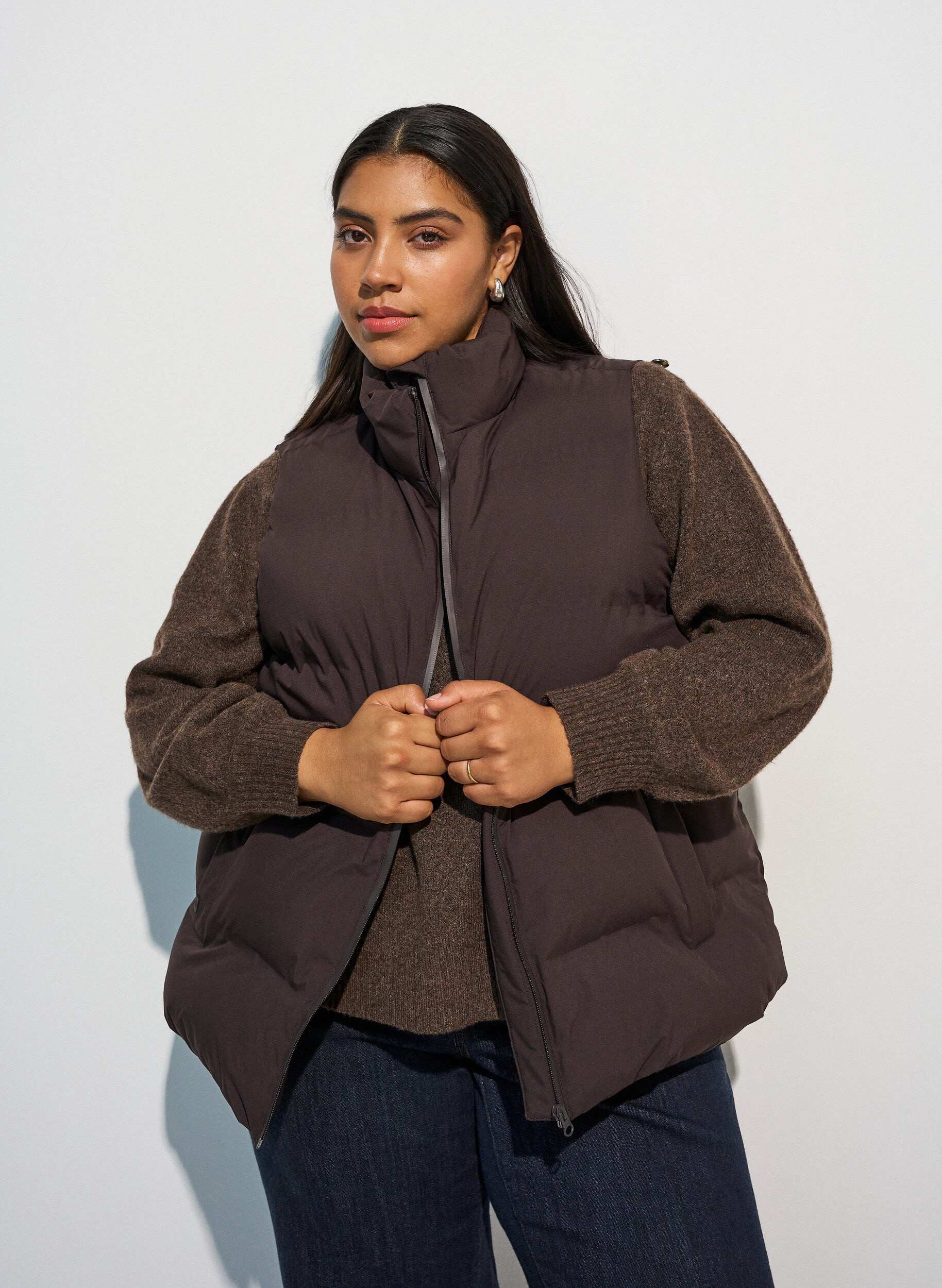 Short puff vest with high collar, Brown, Model