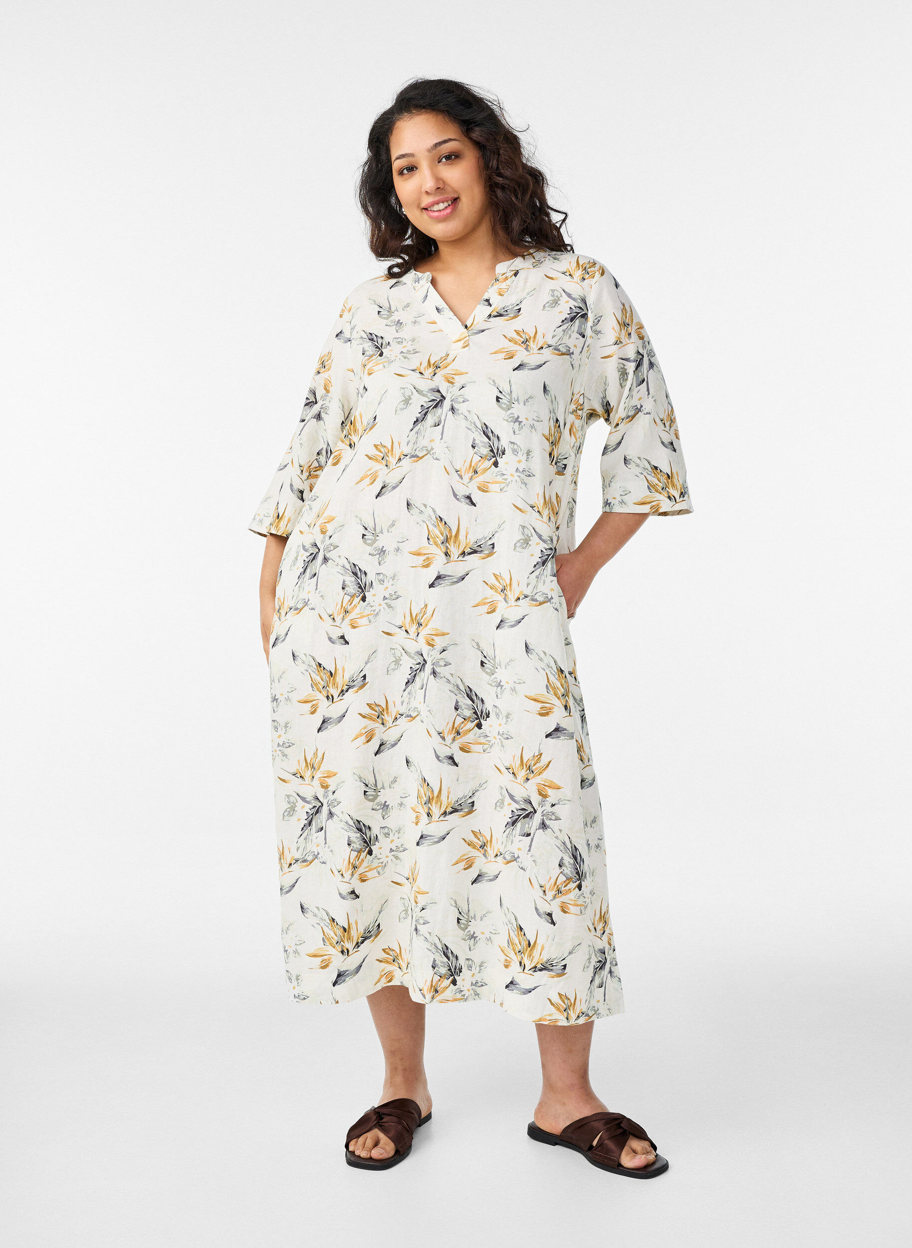 Midi dress in linen and viscose with 1/2 sleeves, White, Model