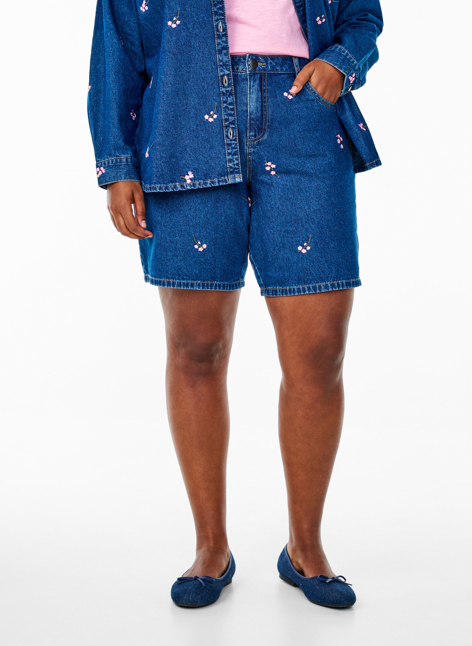 Zizzifashion Denim shorts with embroidered flowers, Blue, Model image number 3