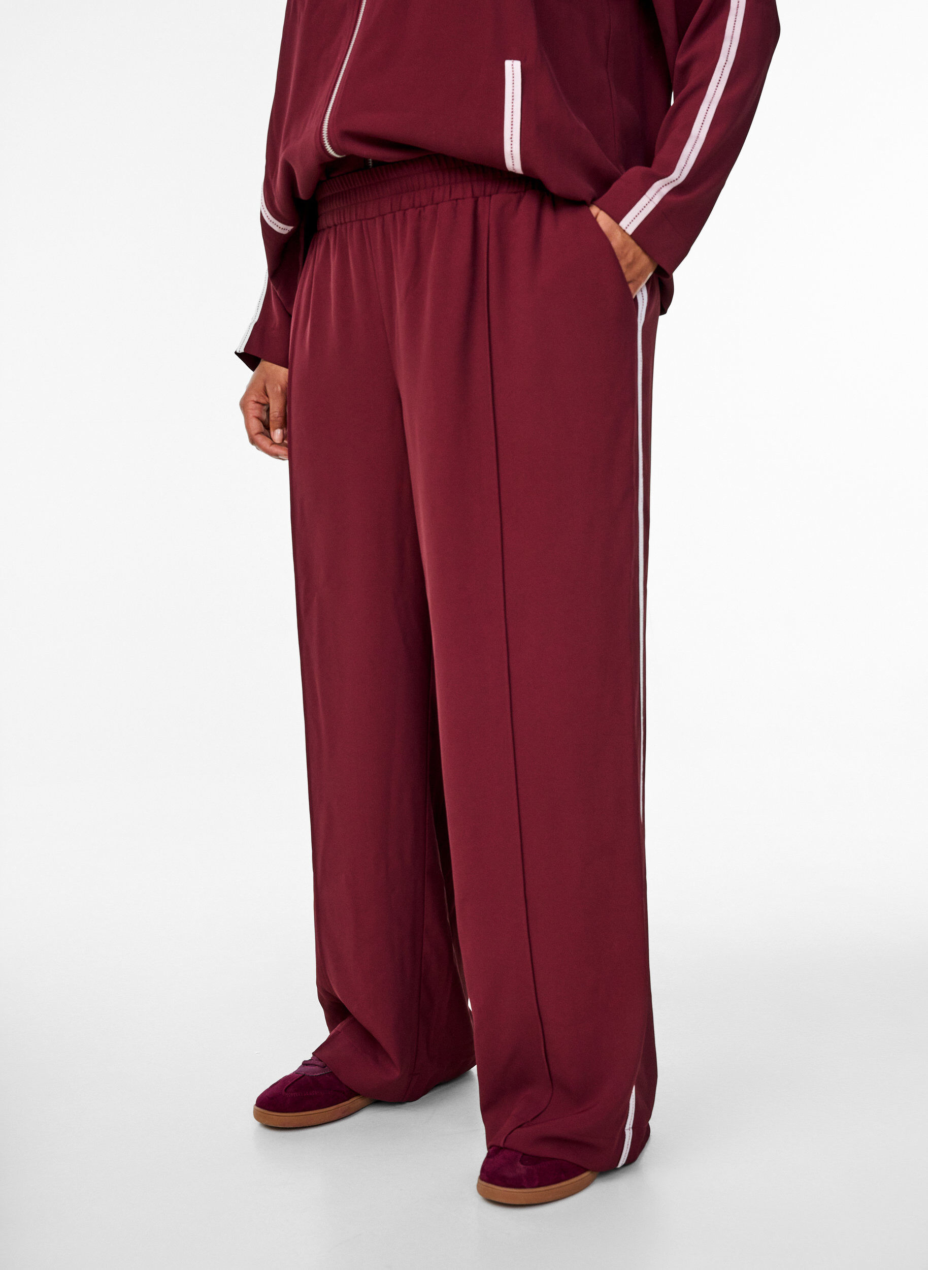 Zizzifashion Sporty trousers with straight legs and side stripes, Dark Bordeaux, Model image number 2