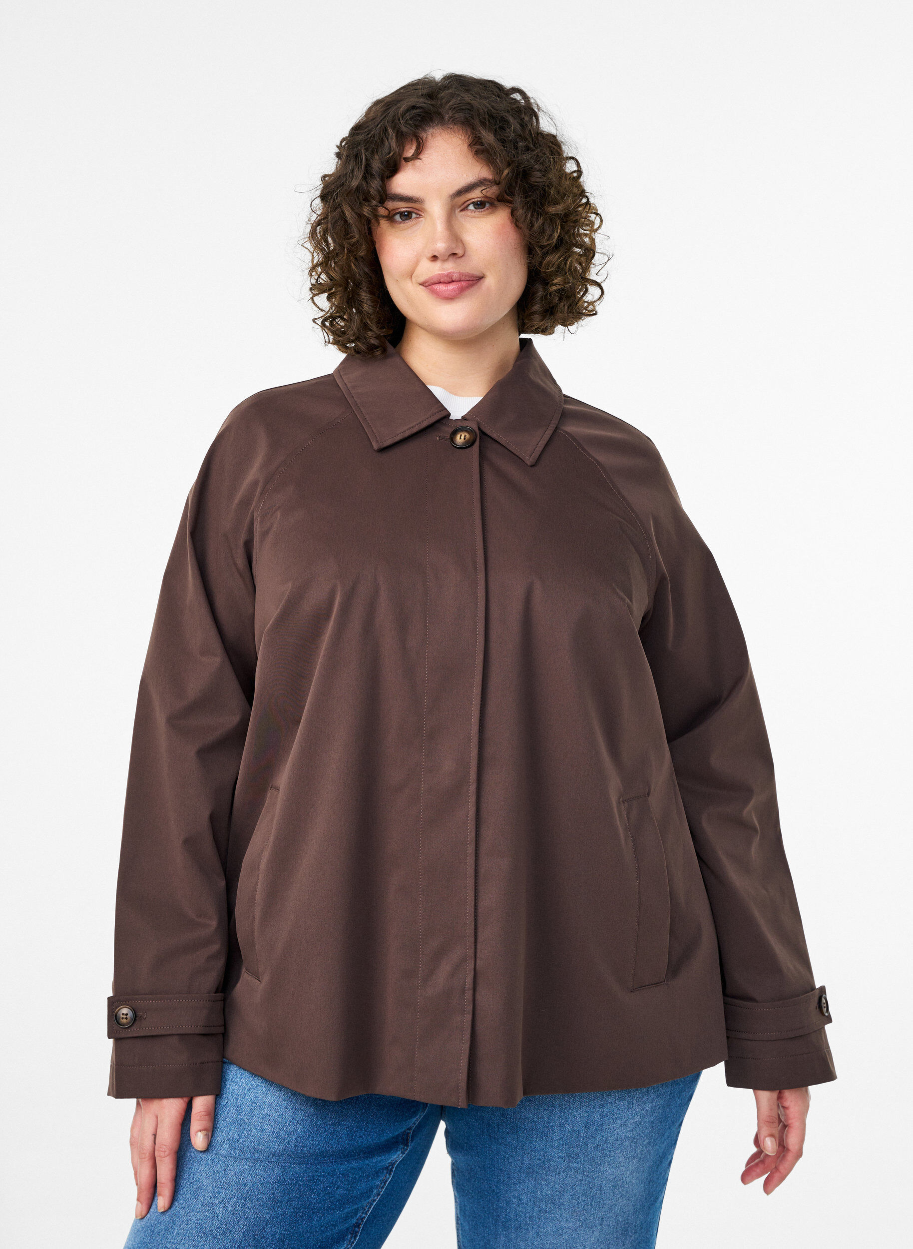 Short trench coat with collar and raglan sleeves, Brown, Model