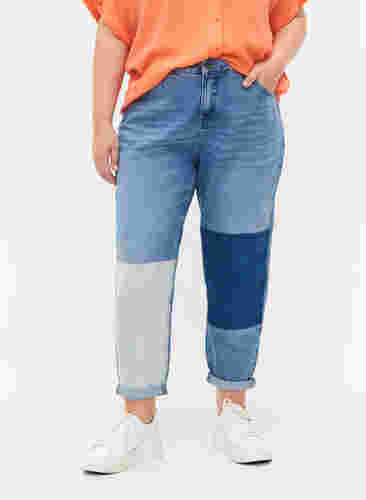Mille mom-fit jeans with colour-blocking, Blue Denim Comb, Model image number 2
