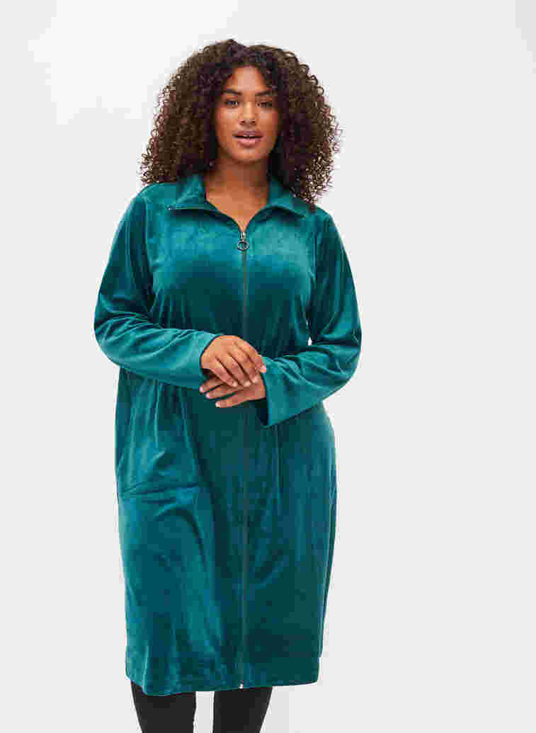 Velour robe with zip and pockets, Ponderosa Pine, Model