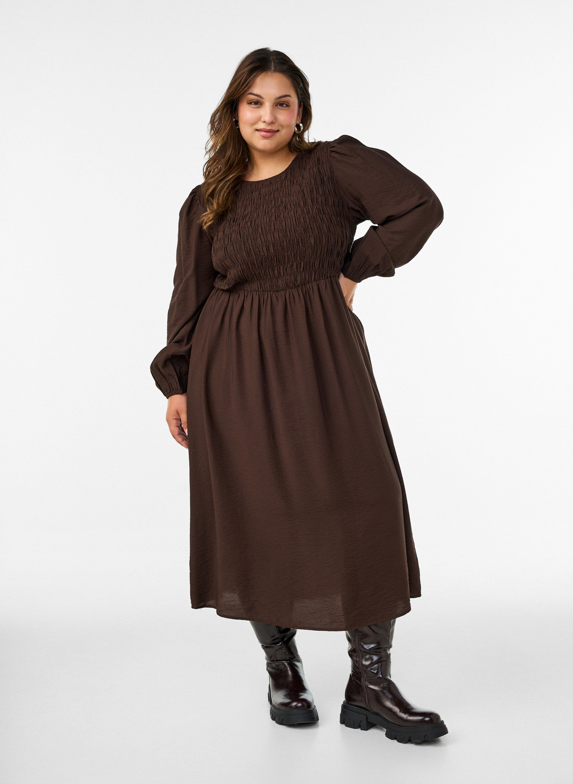 Midi dress in viscose with smocking, Brown, Model