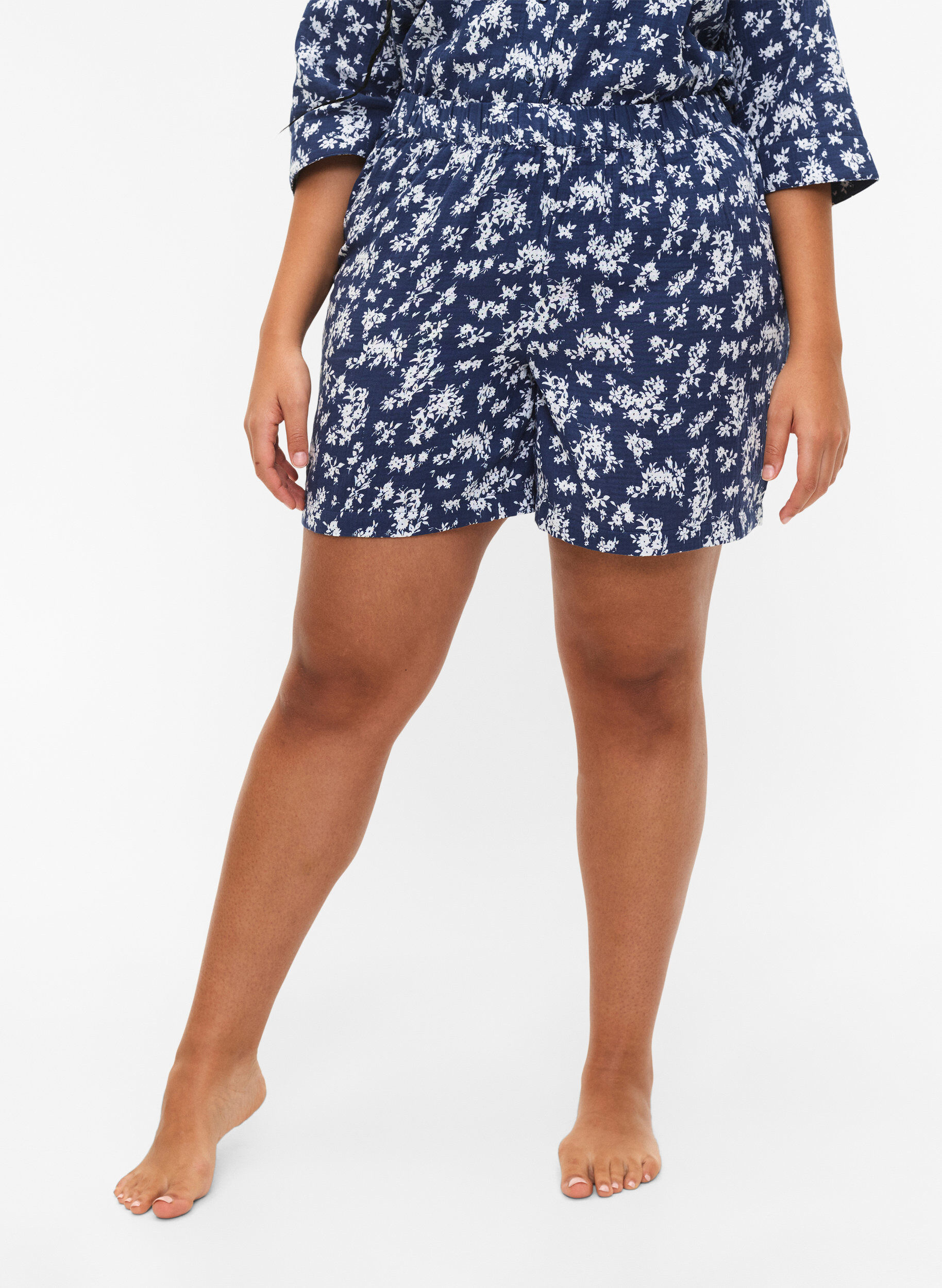 Zizzifashion Floral cotton night shorts, V. Indigo Flower AOP, Model image number 2