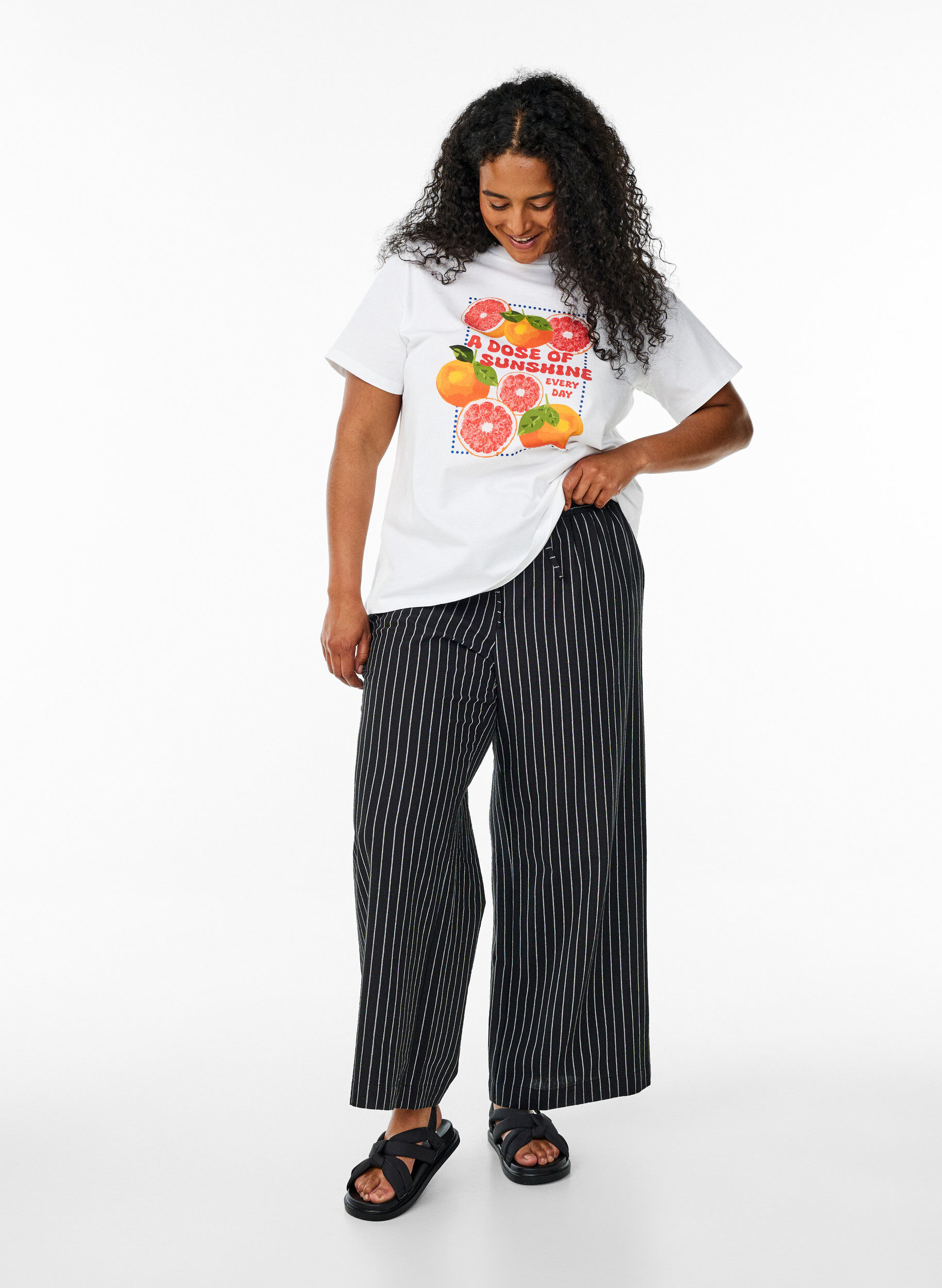 Loose trousers with high waist and pockets, Black, Model