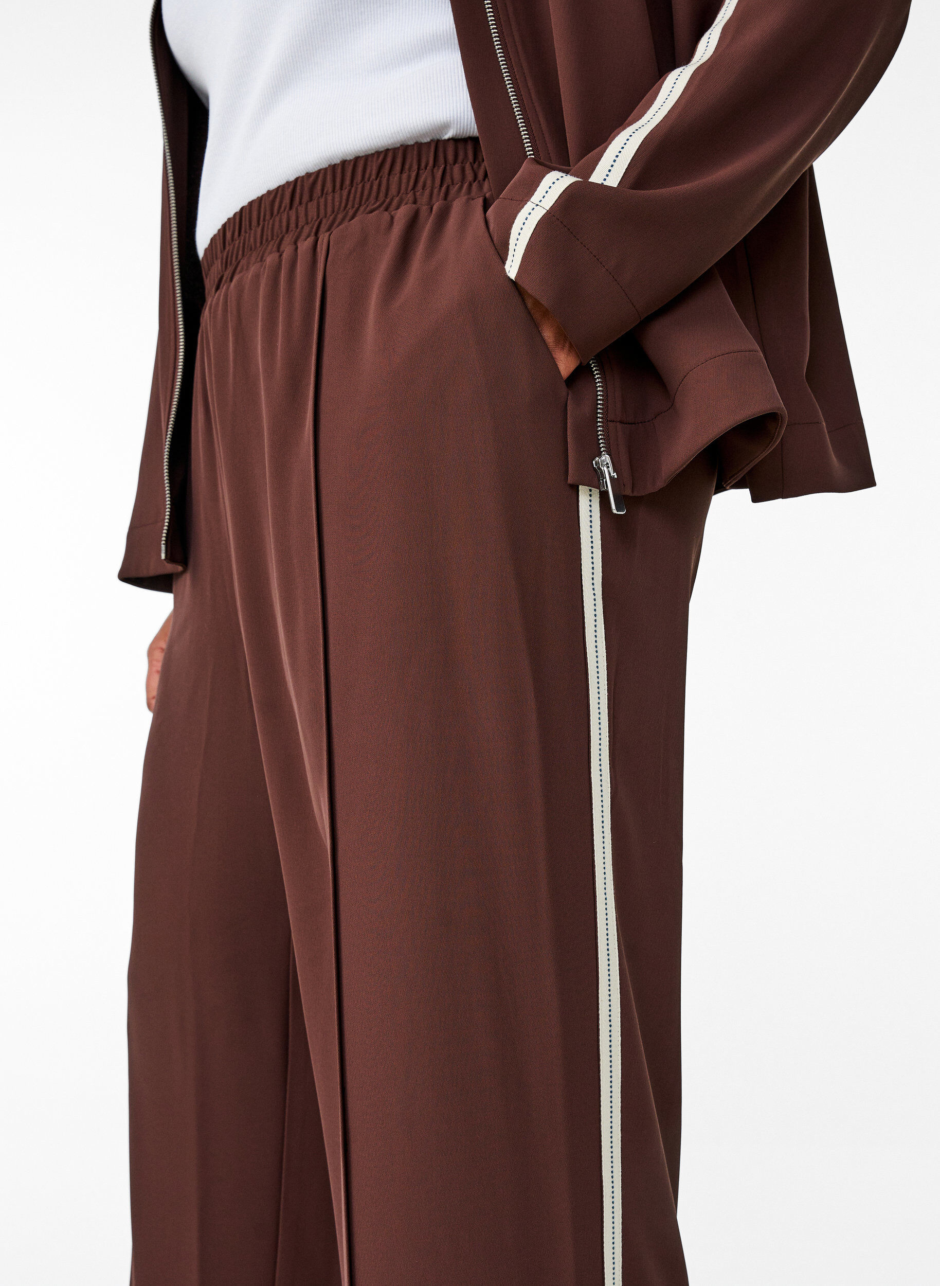 Zizzifashion Sporty trousers with straight legs and side stripes, Dark Bordeaux, Model image number 3