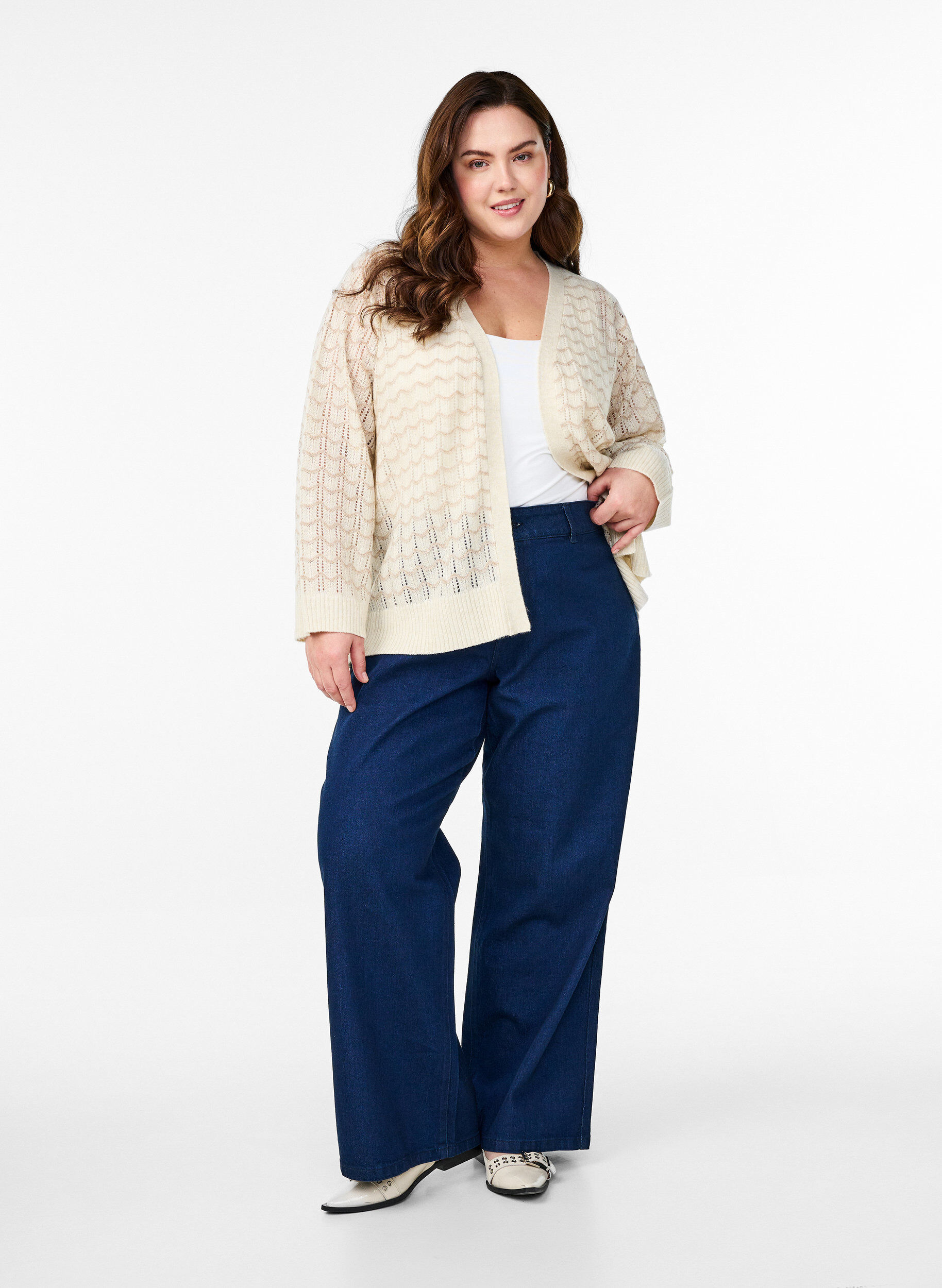 Zizzifashion Knitted cardigan with an openwork pattern and wavy lines, Birch w. Simply T., Model image number 2