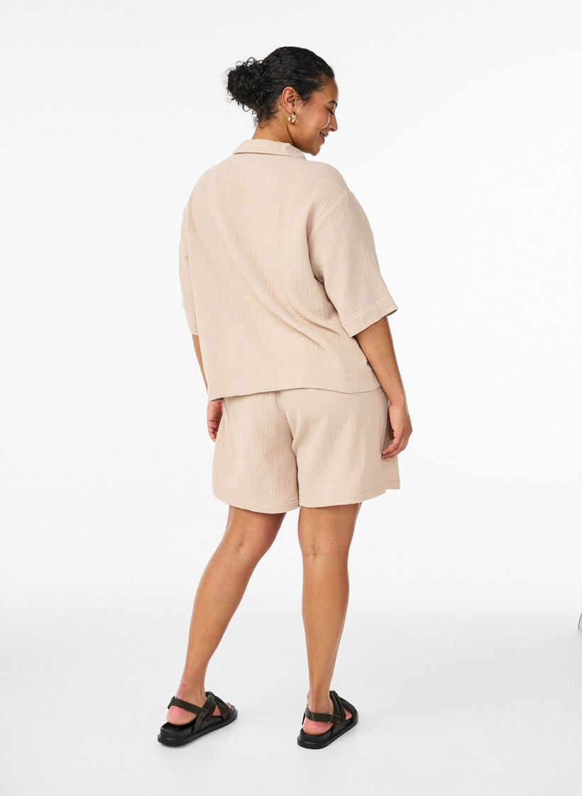 High-waisted cotton muslin shorts, Beige, Model image number 2
