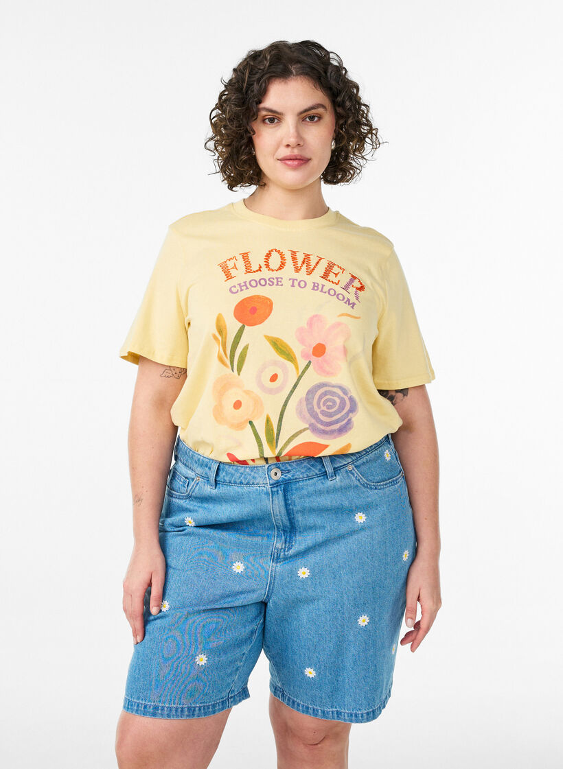 High-waisted denim shorts with floral embroidery, Light Blue, Model image number 0