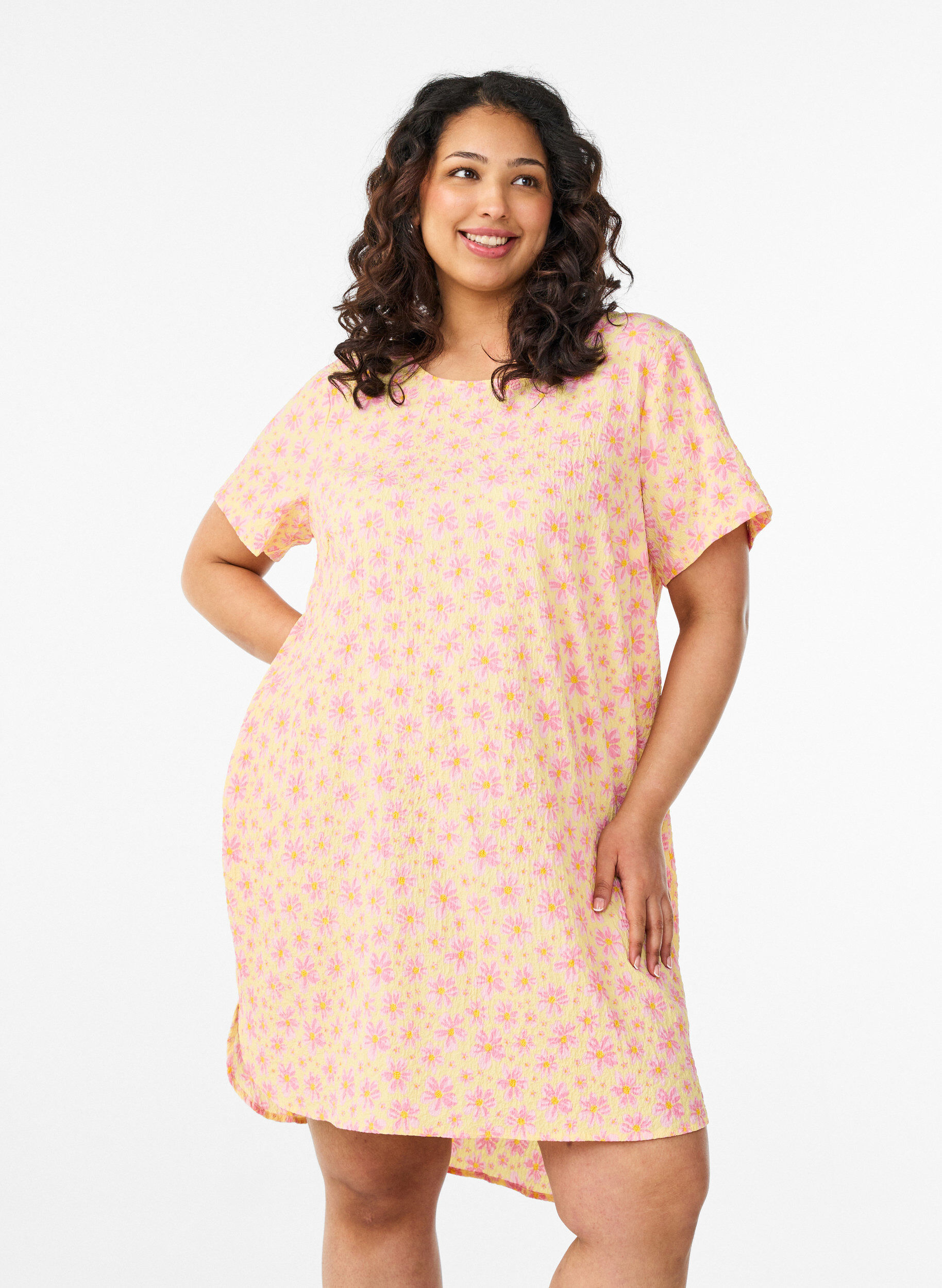 Short dress with a crinkled texture and short sleeves, Yellow, Model