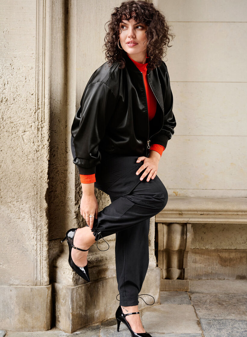 Cropped cargo pants with adjustable elastic, Black, Image image number 1