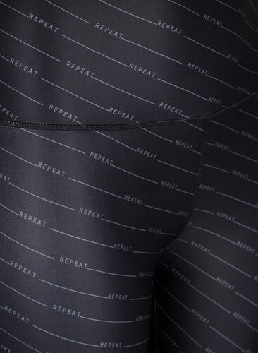 Cropped printed training tights, Black w. ReflexPrint, Packshot image number 2