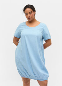 Short-sleeved denim dress with pockets, Light blue denim, Model