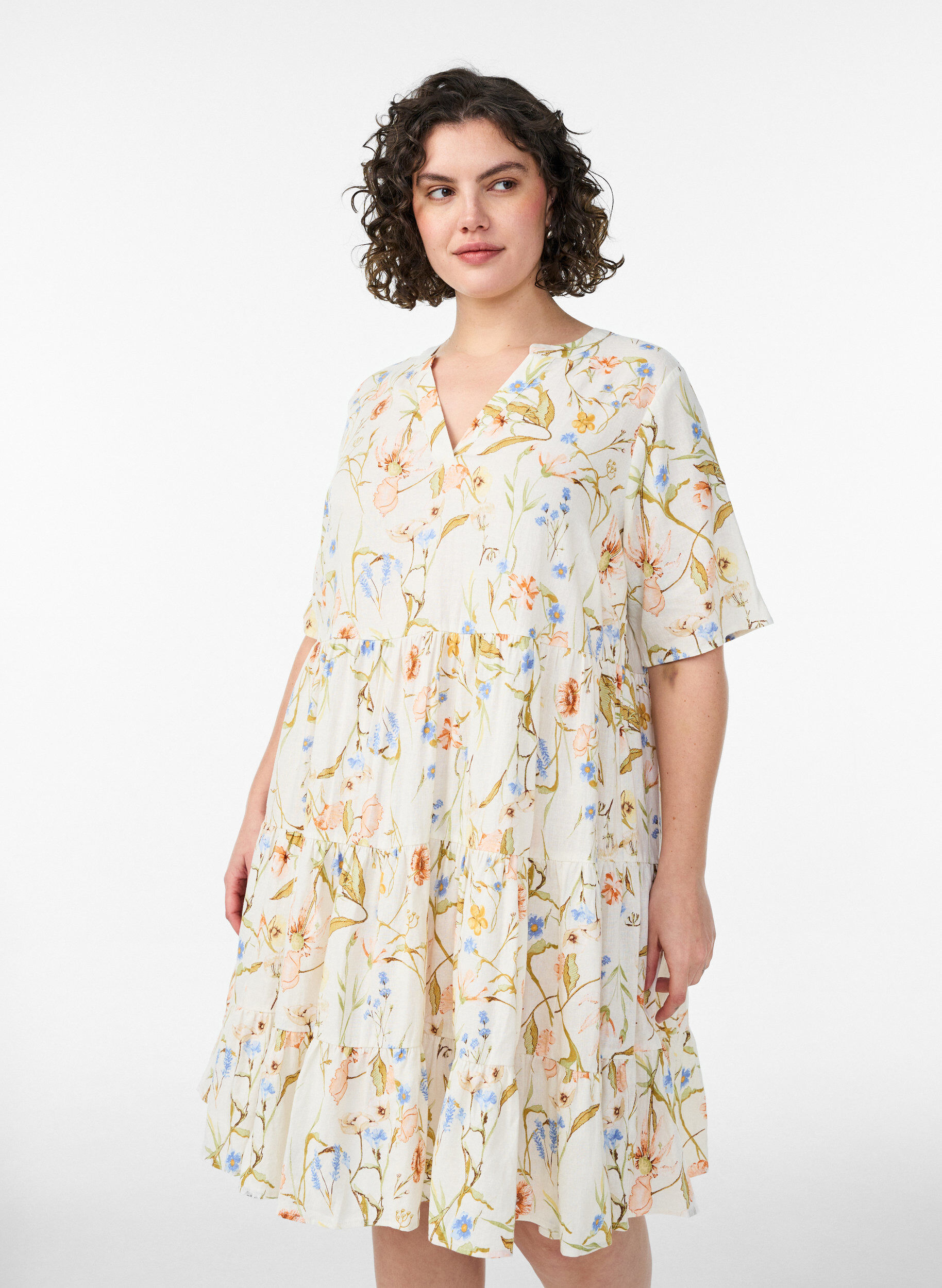 Knee-length A-line dress in linen and viscose, Vanilla, Model
