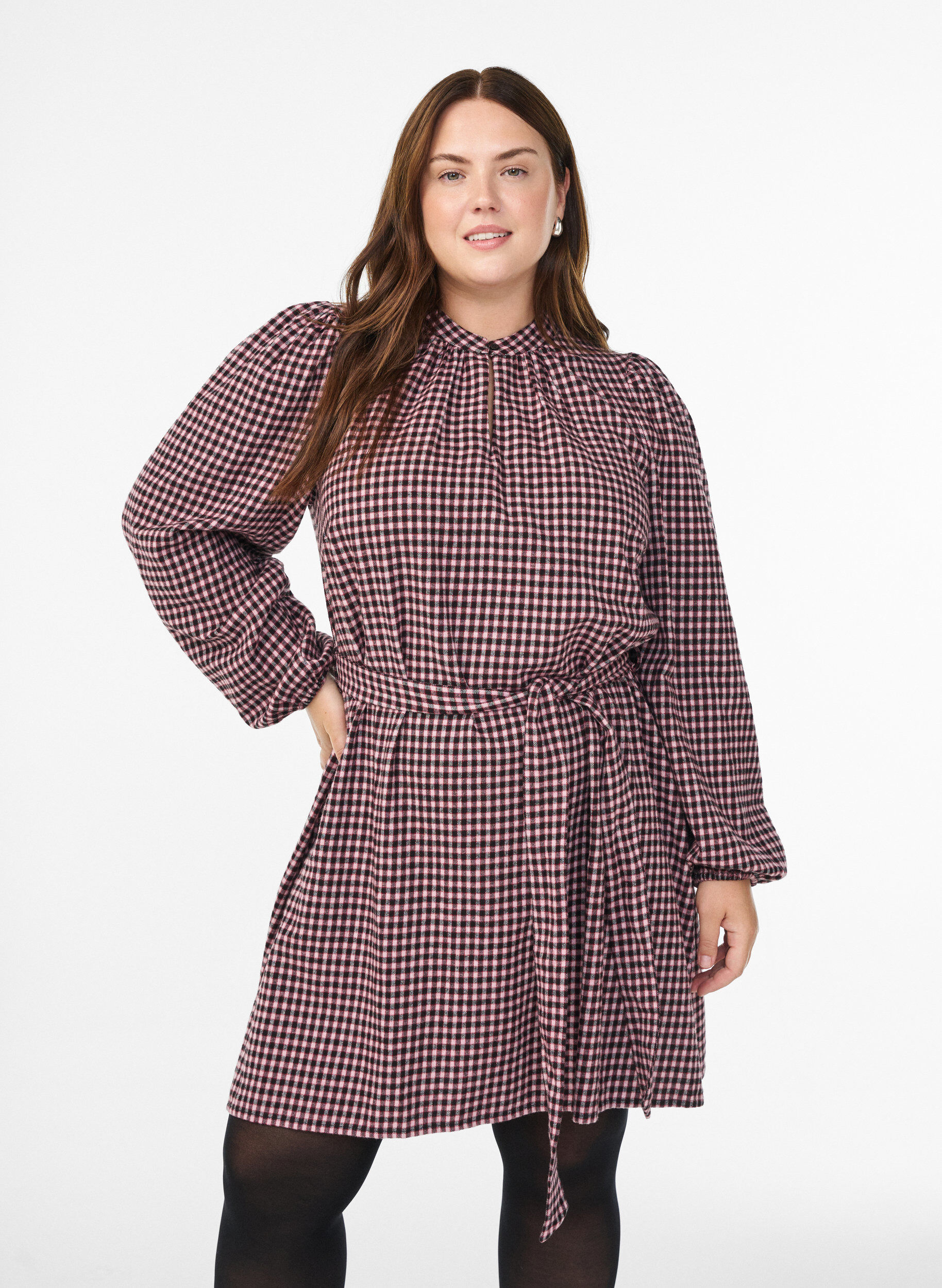 Short checked dress with a tie-belt, Red, Model