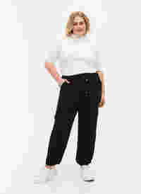Plain cargo pants with large pockets, Black, Model