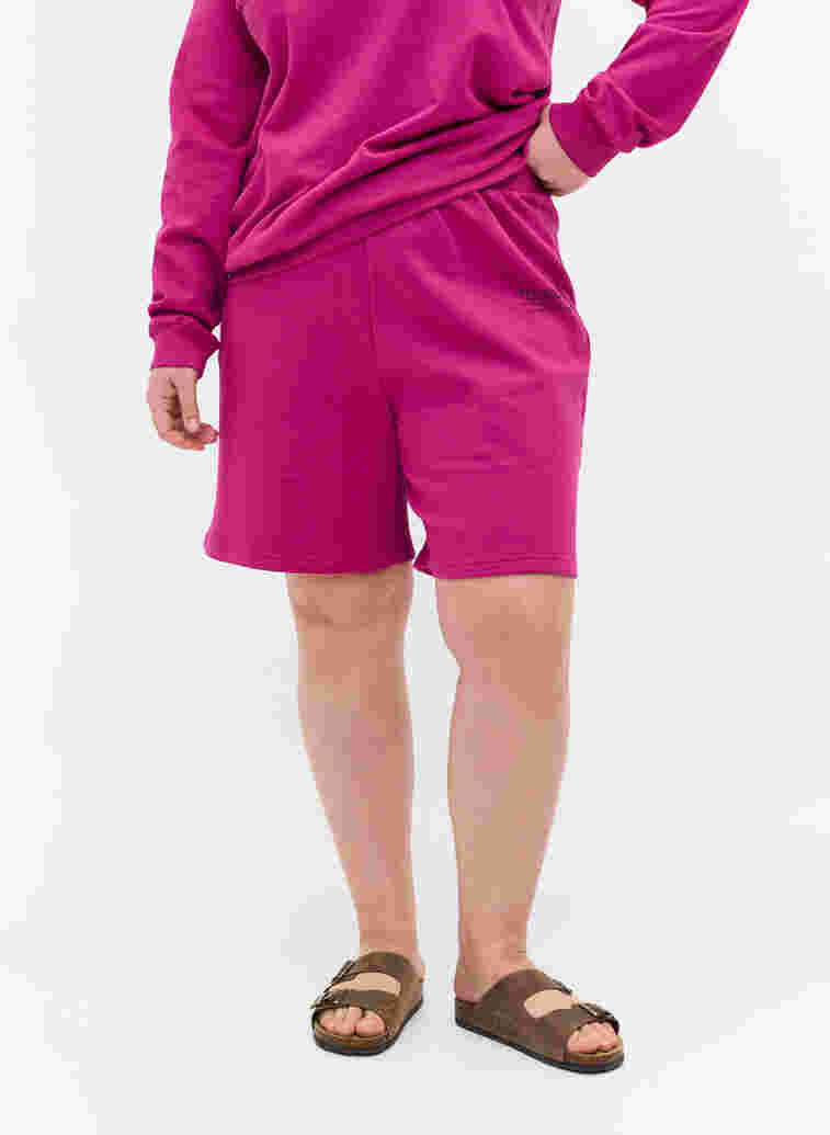 Sweat shorts with text print, Festival Fuchsia, Model