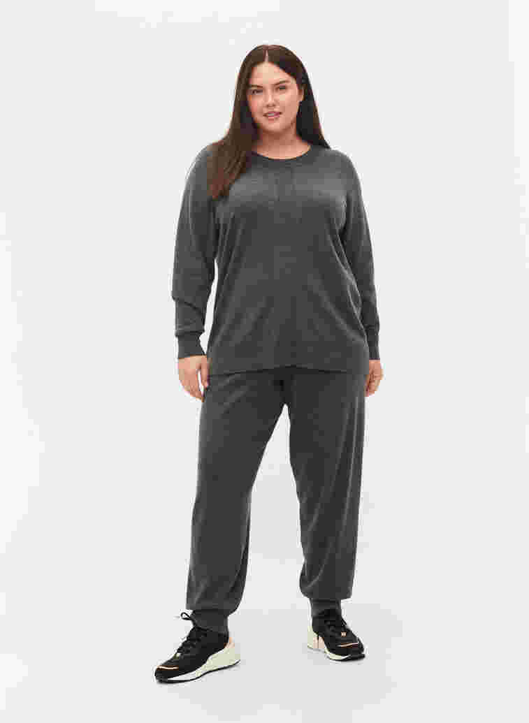 Melange knit trousers in viscose blend, Dark Grey Melange, Model