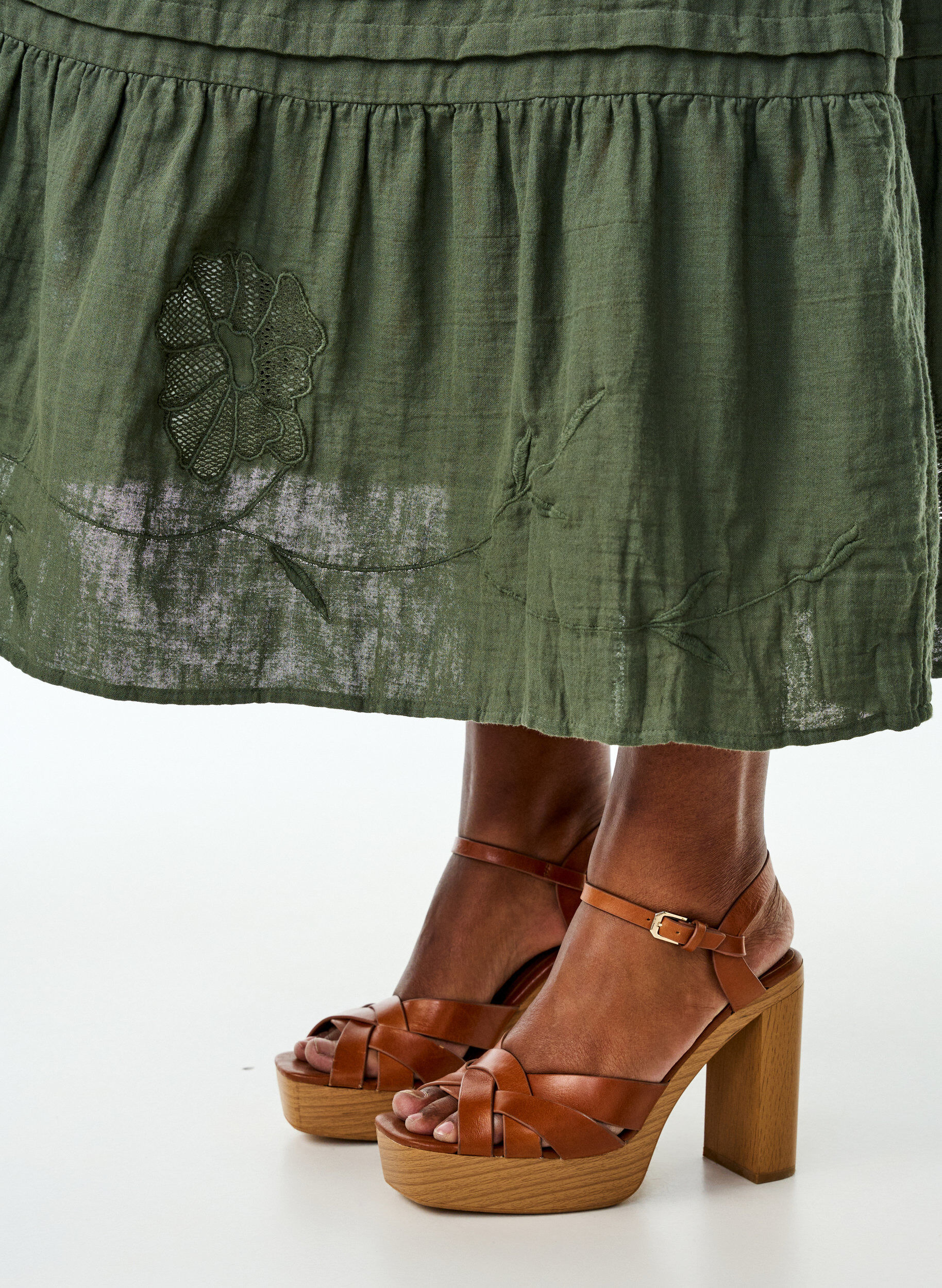 Zizzifashion Long cotton muslin skirt with embroidered details, Thyme, Model image number 2