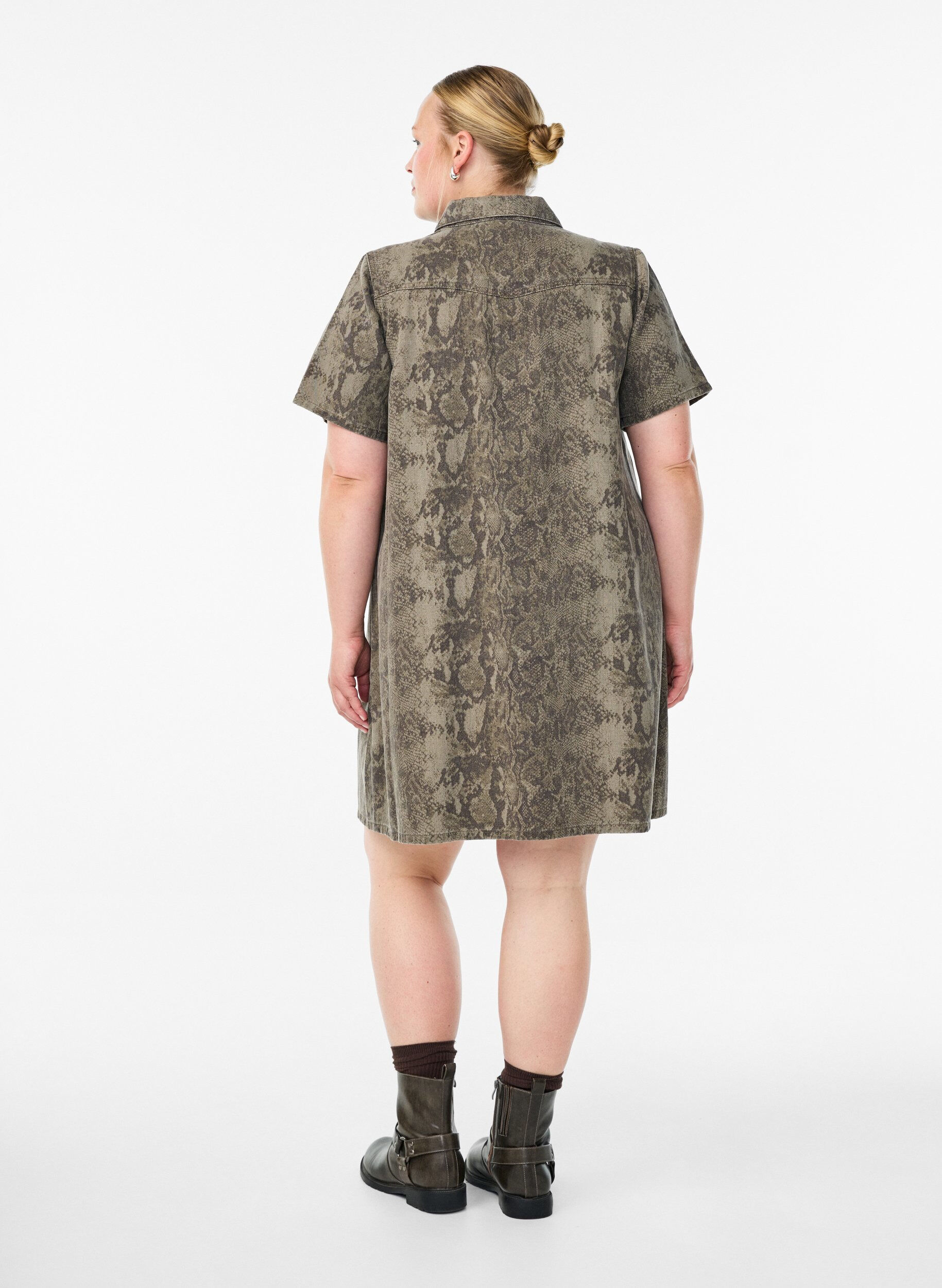 Zizzifashion Short denim shirt dress with snake print, Brown, Model image number 2