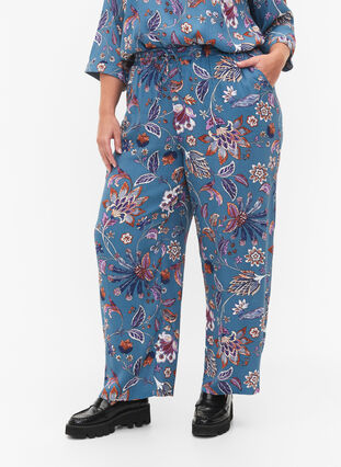 Loose viscose trousers with print, Smoke Blue Paisley, Model image number 2