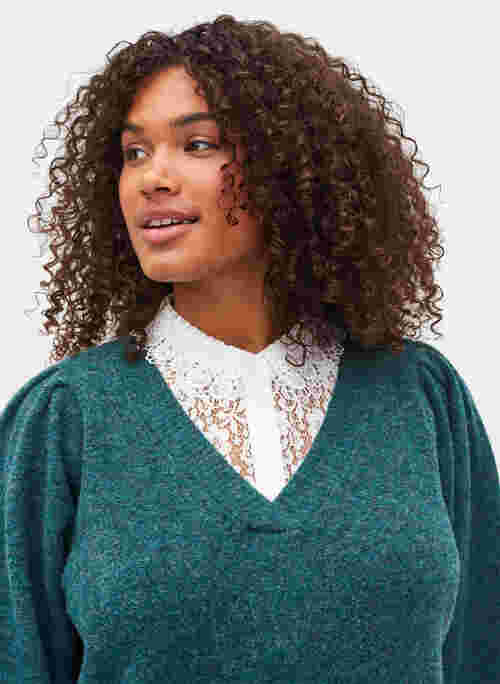 Detachable collar in lace material