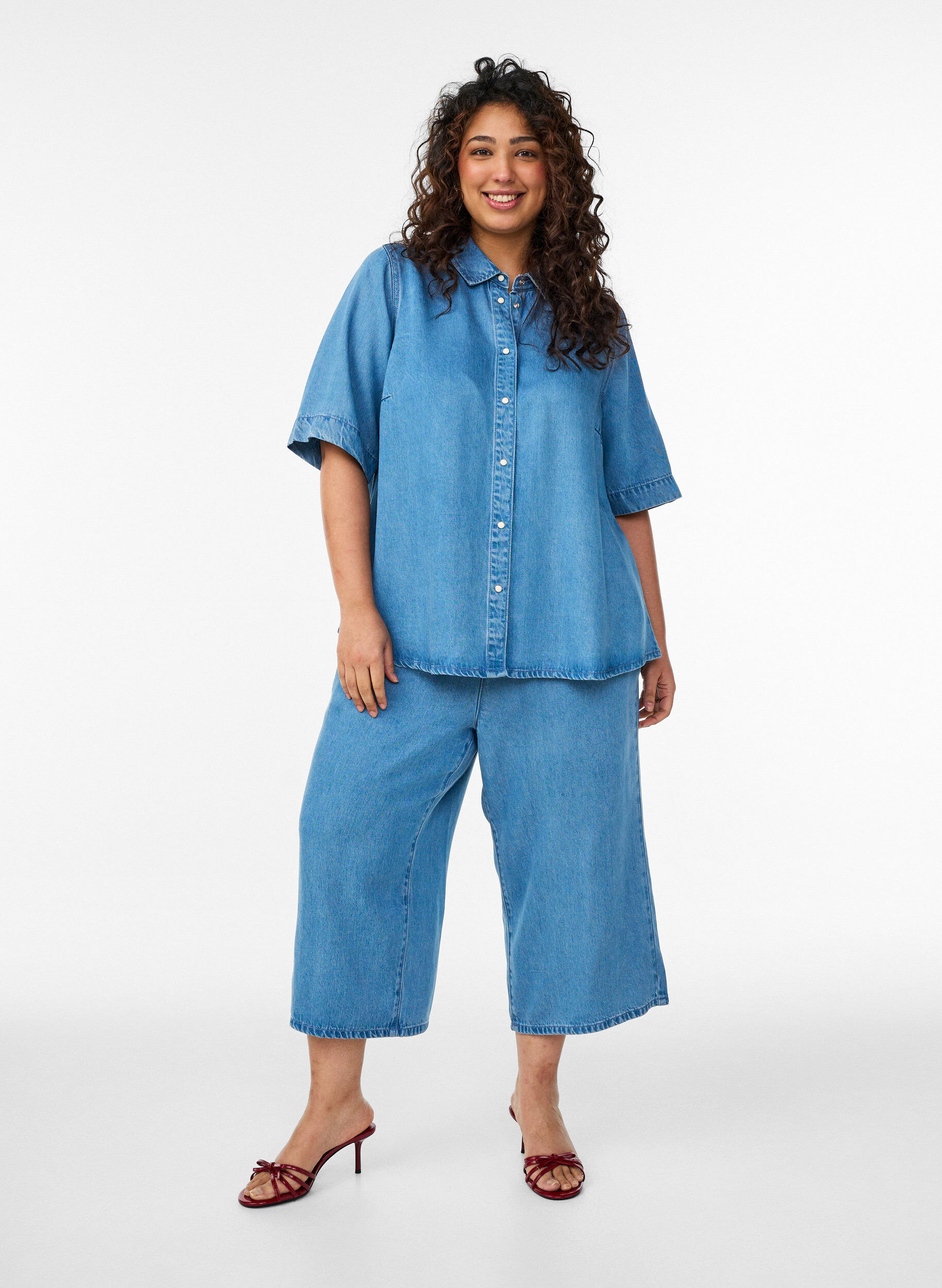 Lyocell culotte trousers with wide legs and denim look, Light Blue, Model